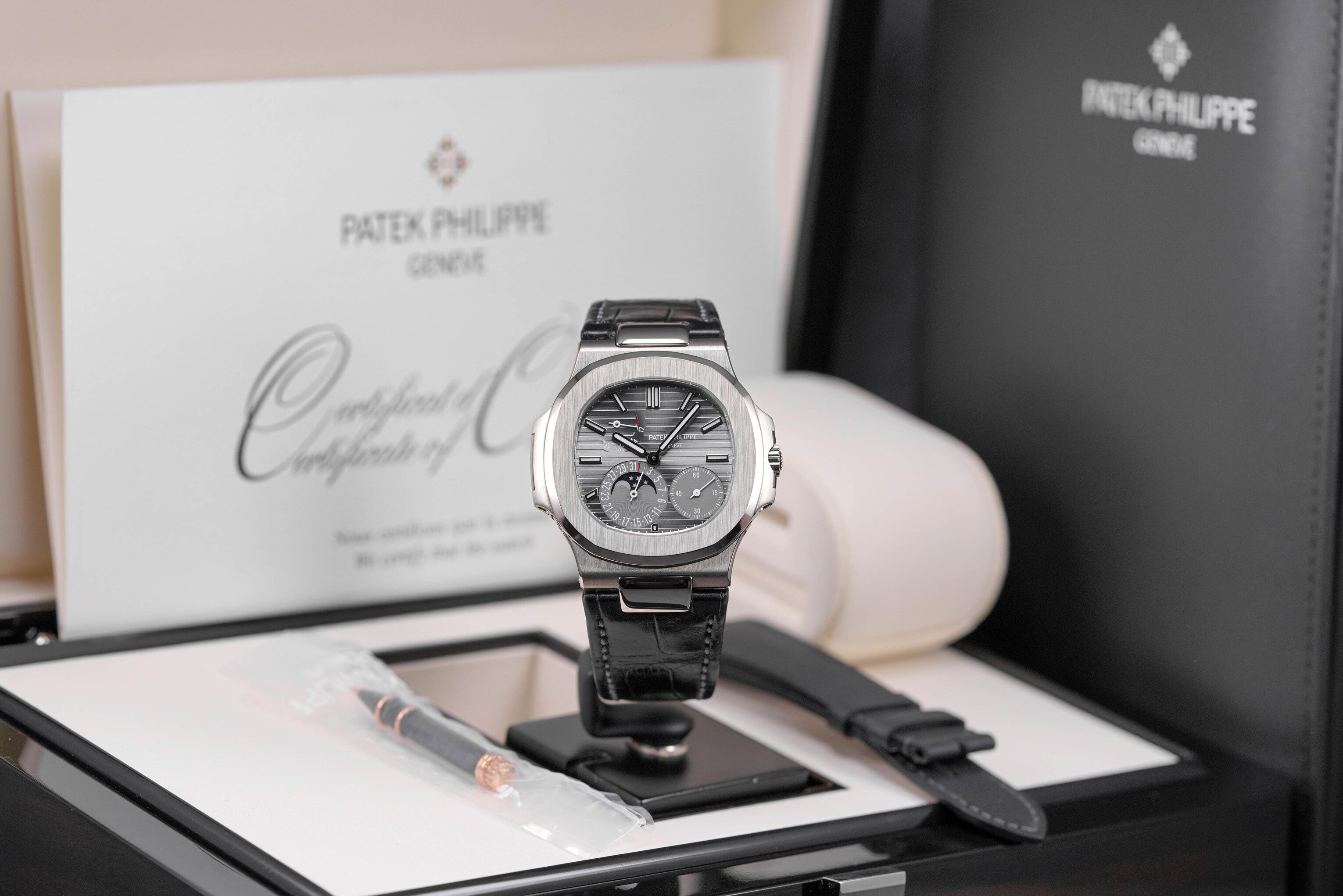 NAUTILUS 5712G MOONPHASE WHITEGOLD GREY DIAL (2015)