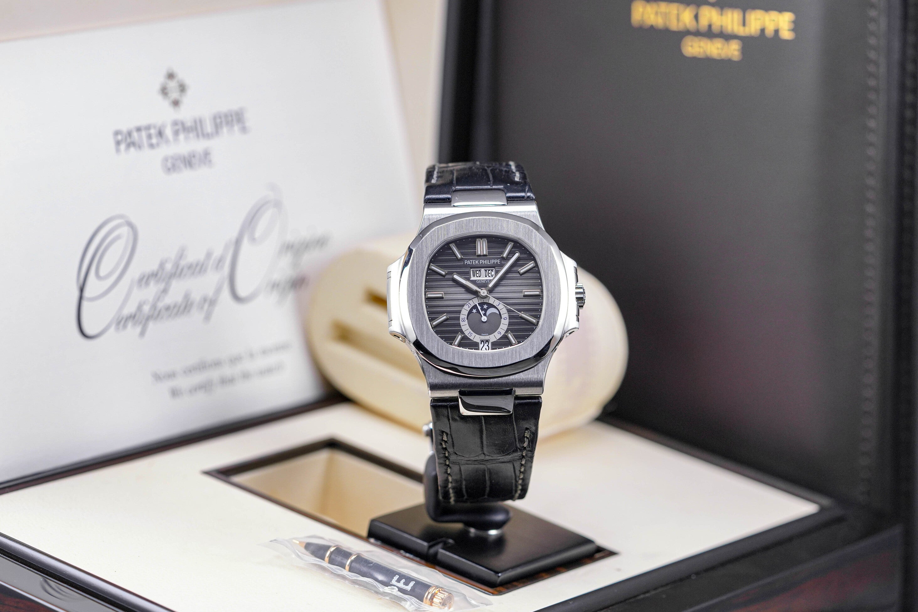 NAUTILUS 5726A ANNUAL CALENDAR (2011)