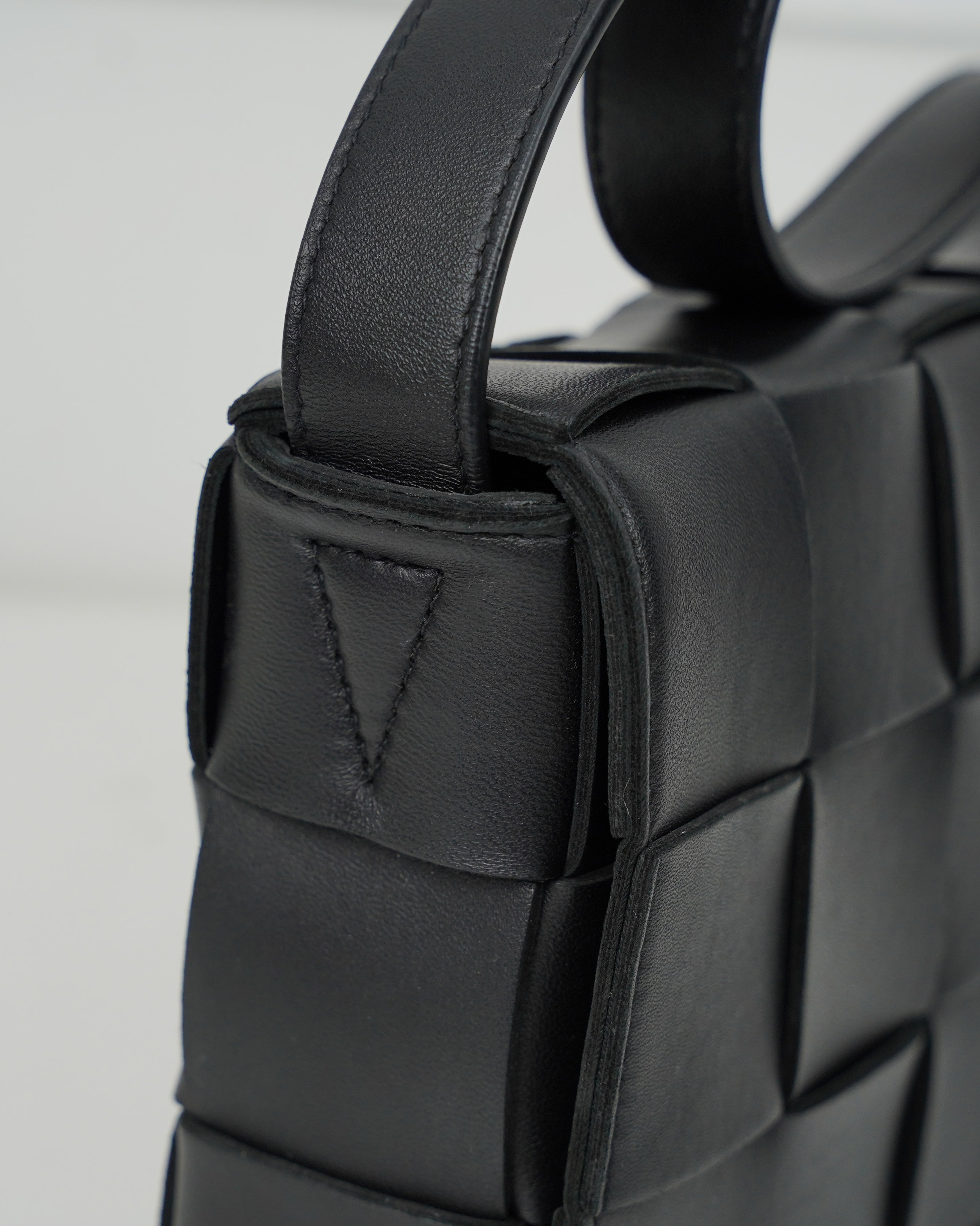 BLACK CASSETTE CROSSBODY BAG