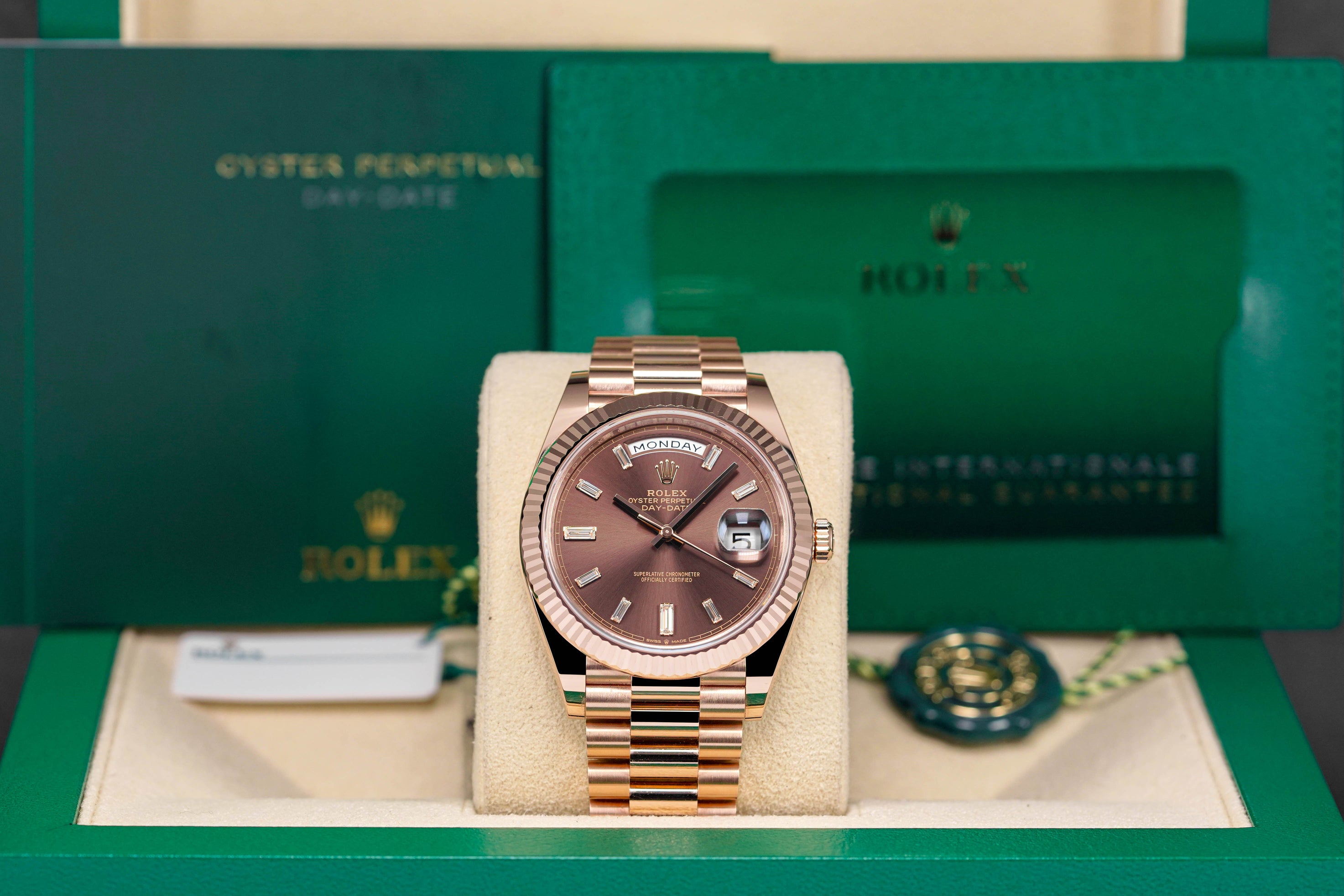 DAYDATE 40MM ROSEGOLD CHOCO DIAMOND BAGUETTE DIAL (2022)