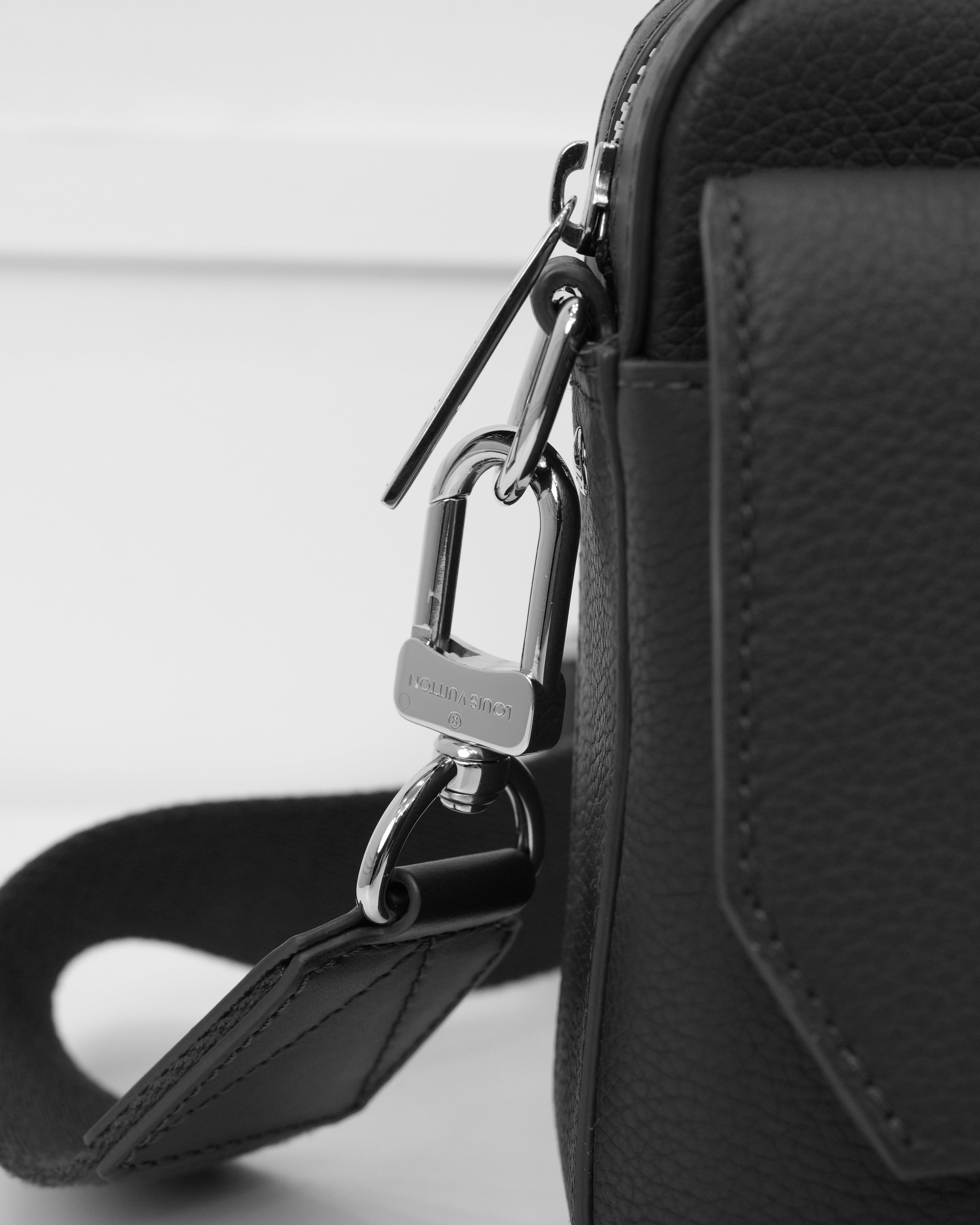 AEROGRAM FASTLINE MESSENGER BLACK