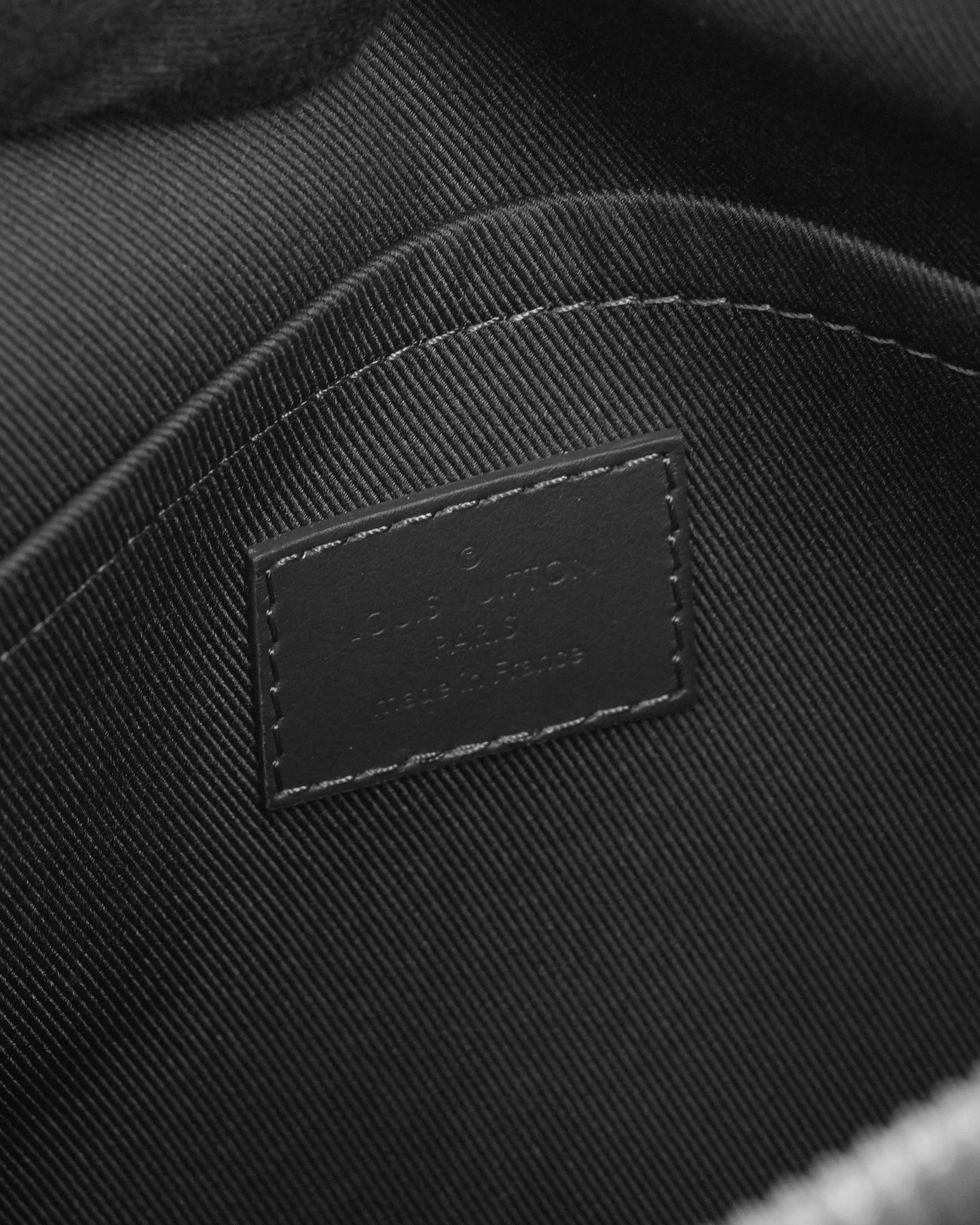 AEROGRAM FASTLINE MESSENGER BLACK