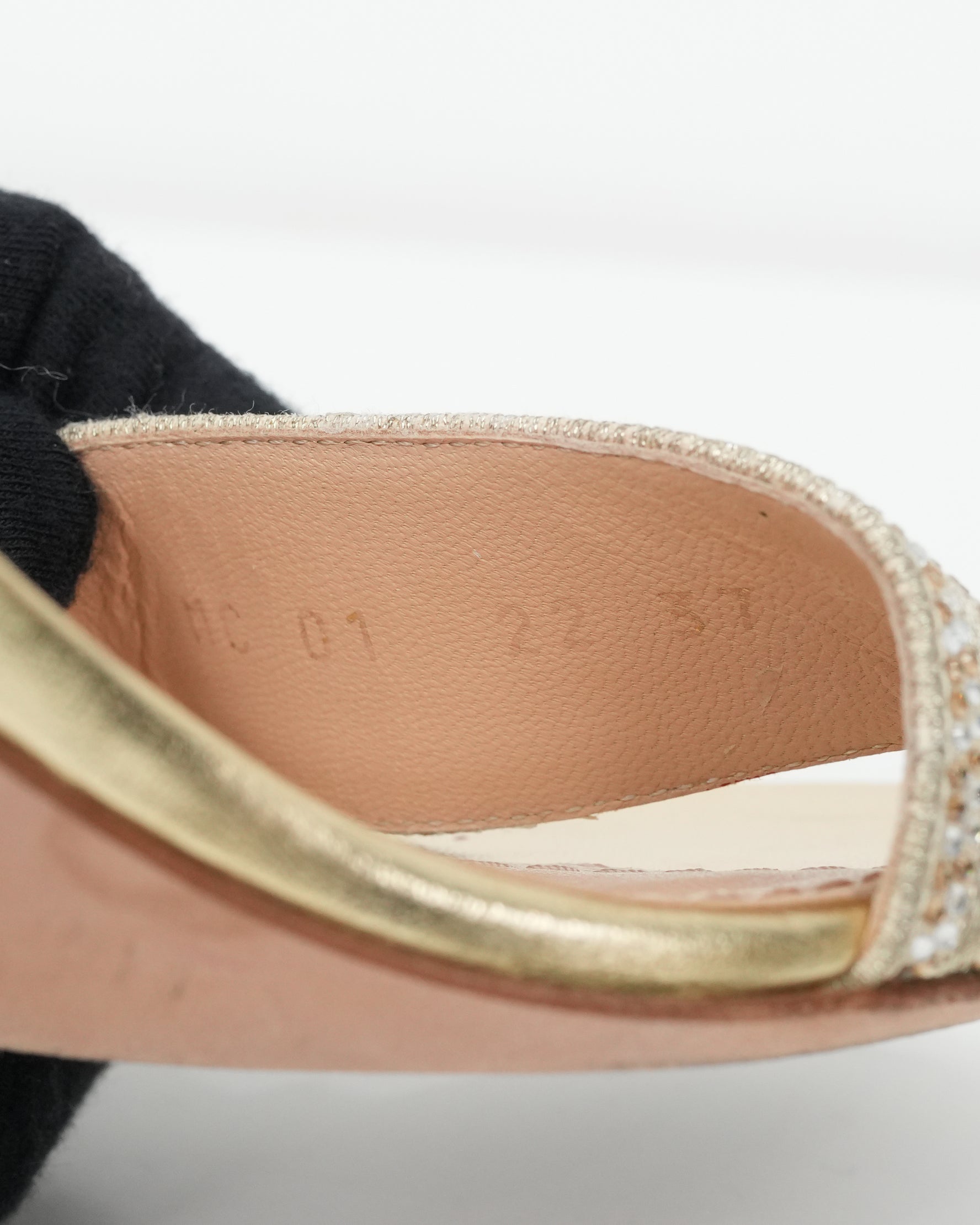 FABRIC SANDAL HEELS SIZE 37 GOLD STRAP