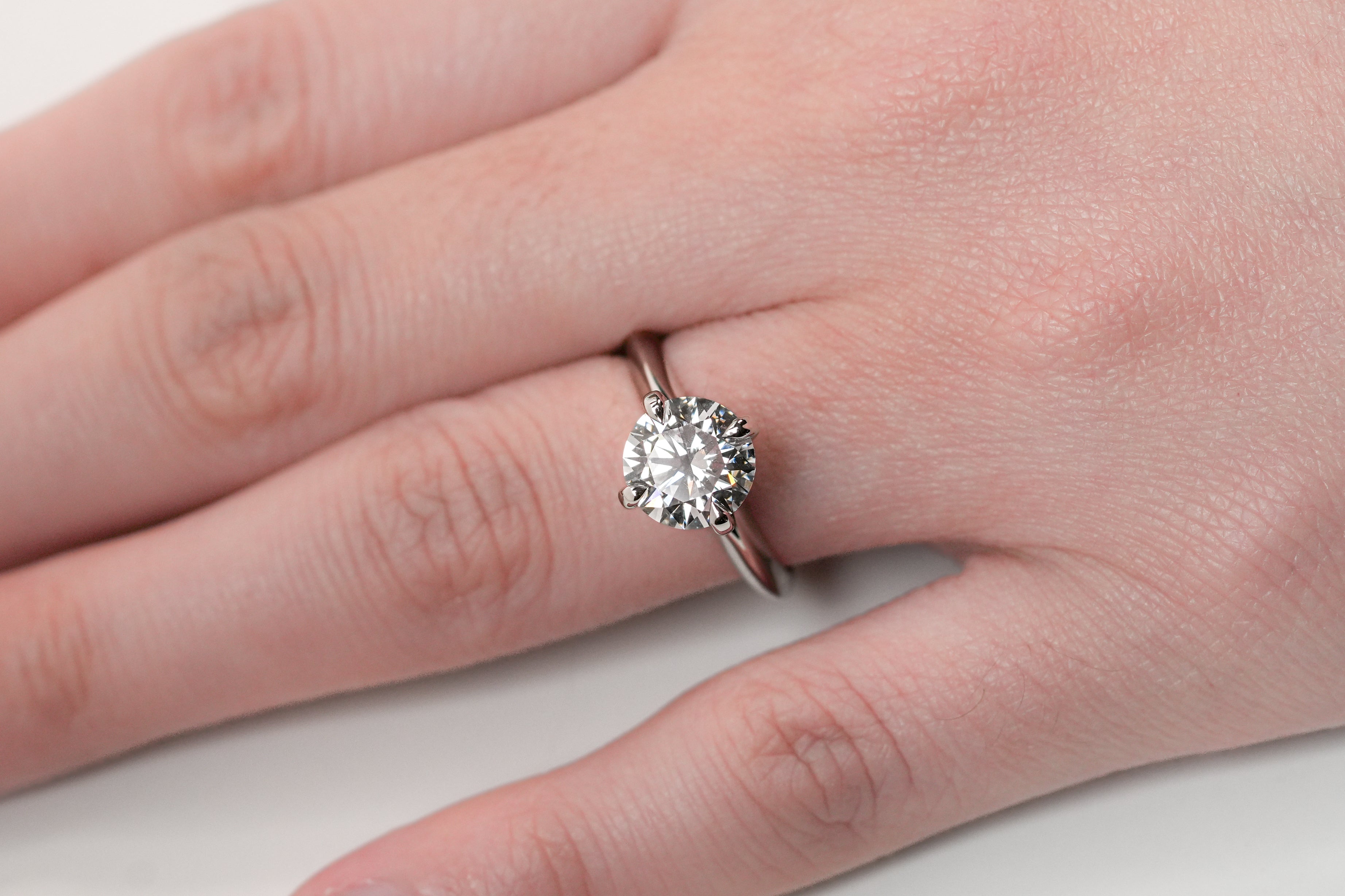TIFFANY-STYLE WHITEGOLD RING 2CT ROUND CUT LAB DIAMOND
