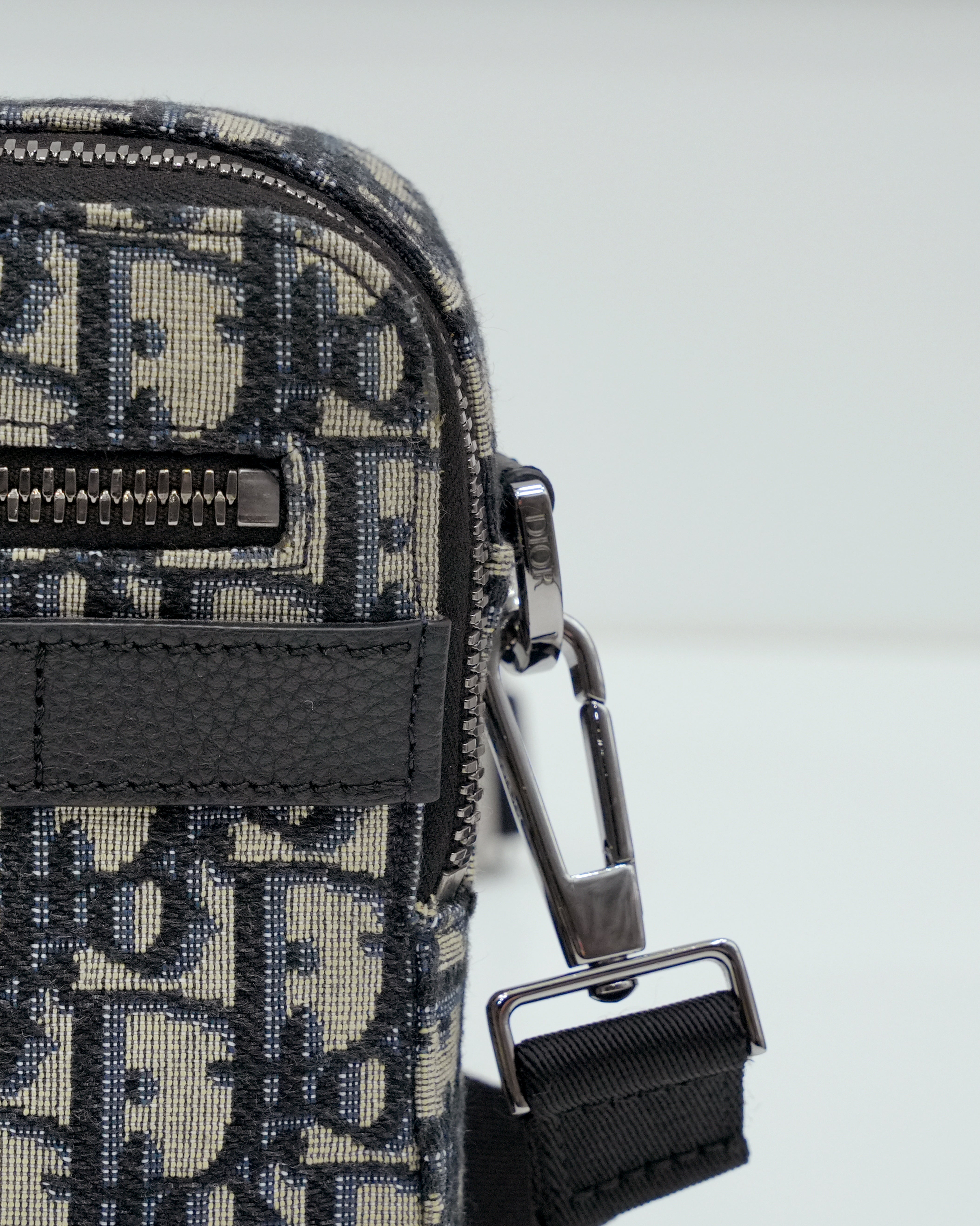 OBLIQUE SAFARI SHOULDER BAG NAVY BLUE