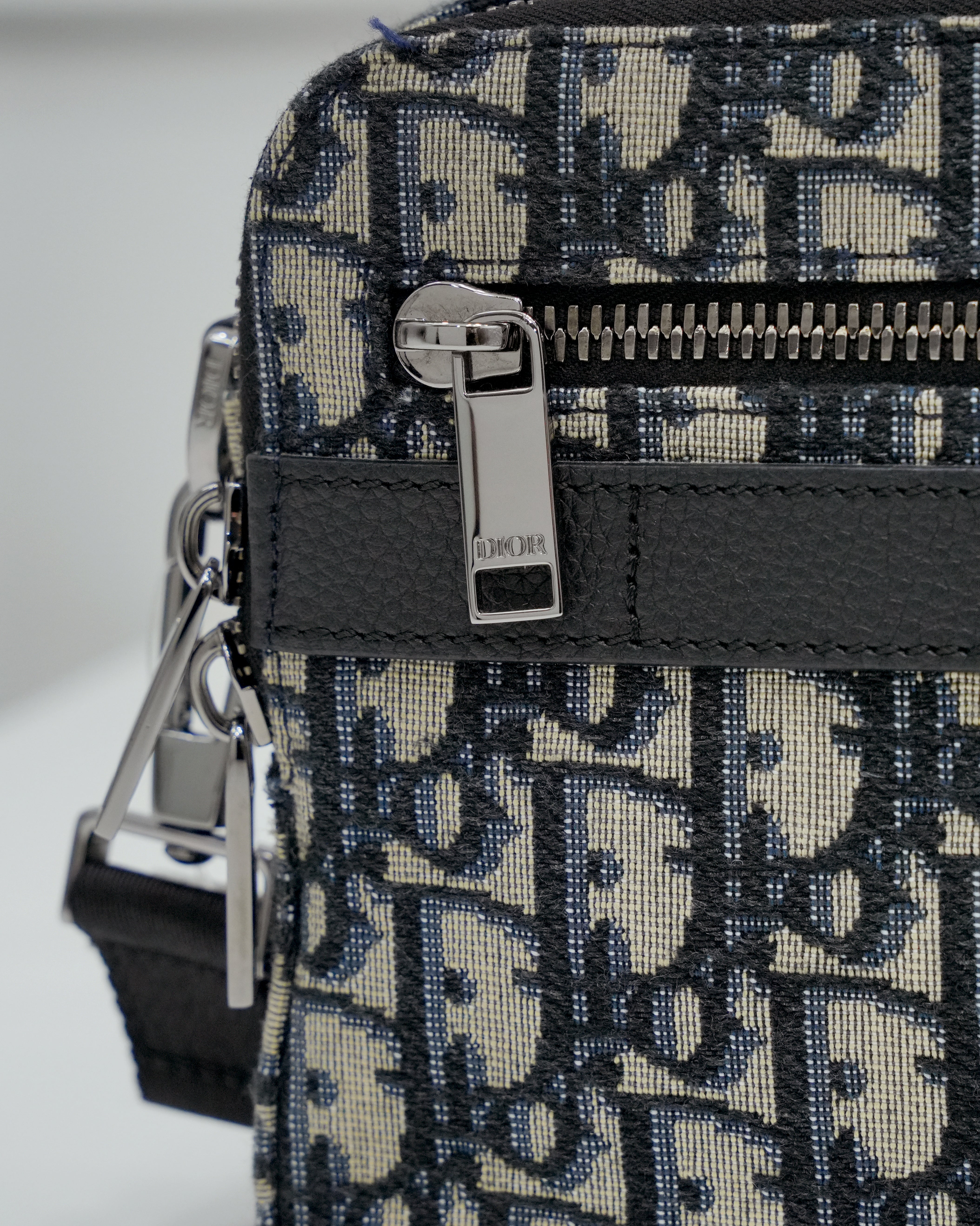 OBLIQUE SAFARI SHOULDER BAG NAVY BLUE