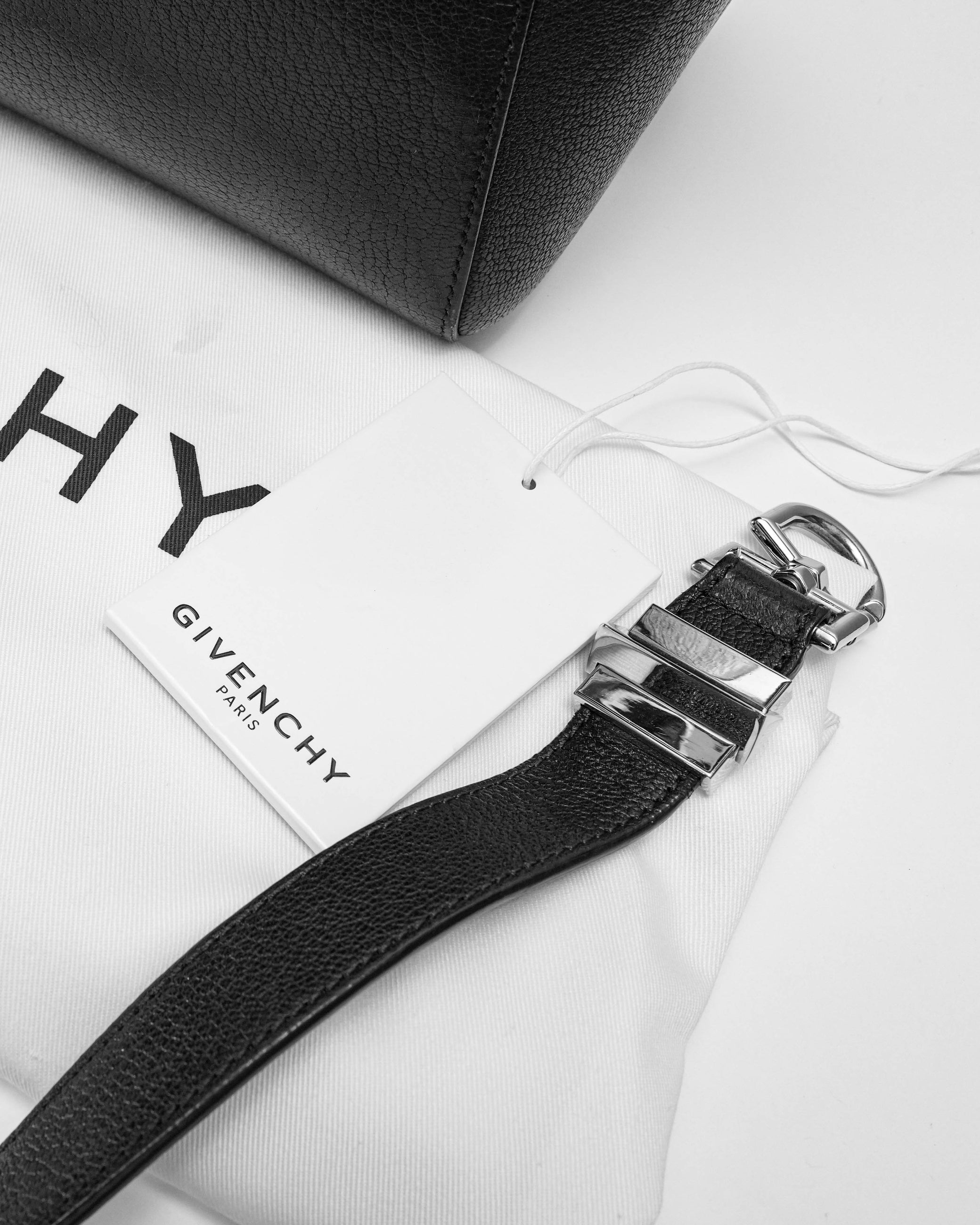 BLACK LEATHER MEDIUM ANTIGONA SATCHEL SIZE MEDIUM