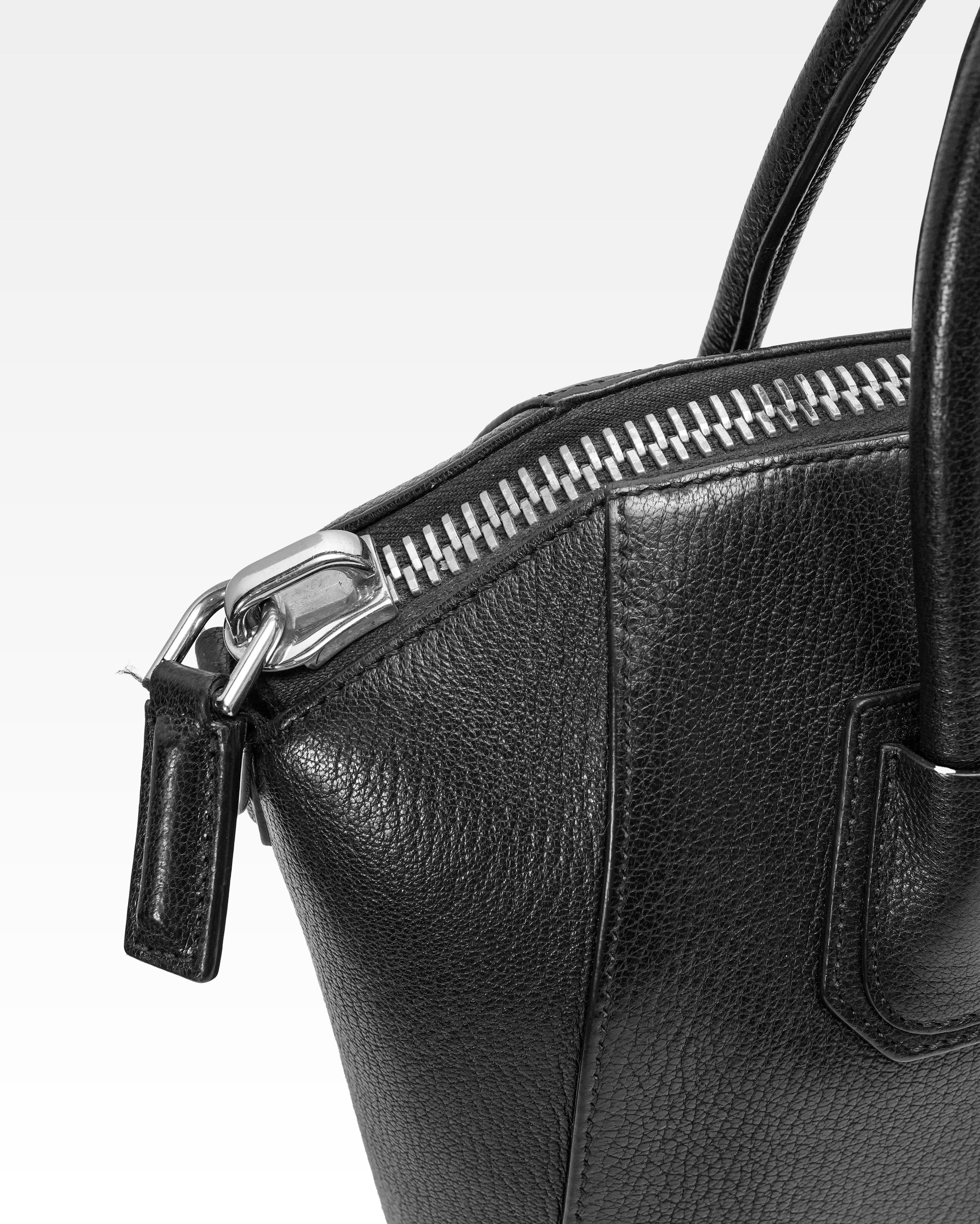 BLACK LEATHER MEDIUM ANTIGONA SATCHEL SIZE MEDIUM