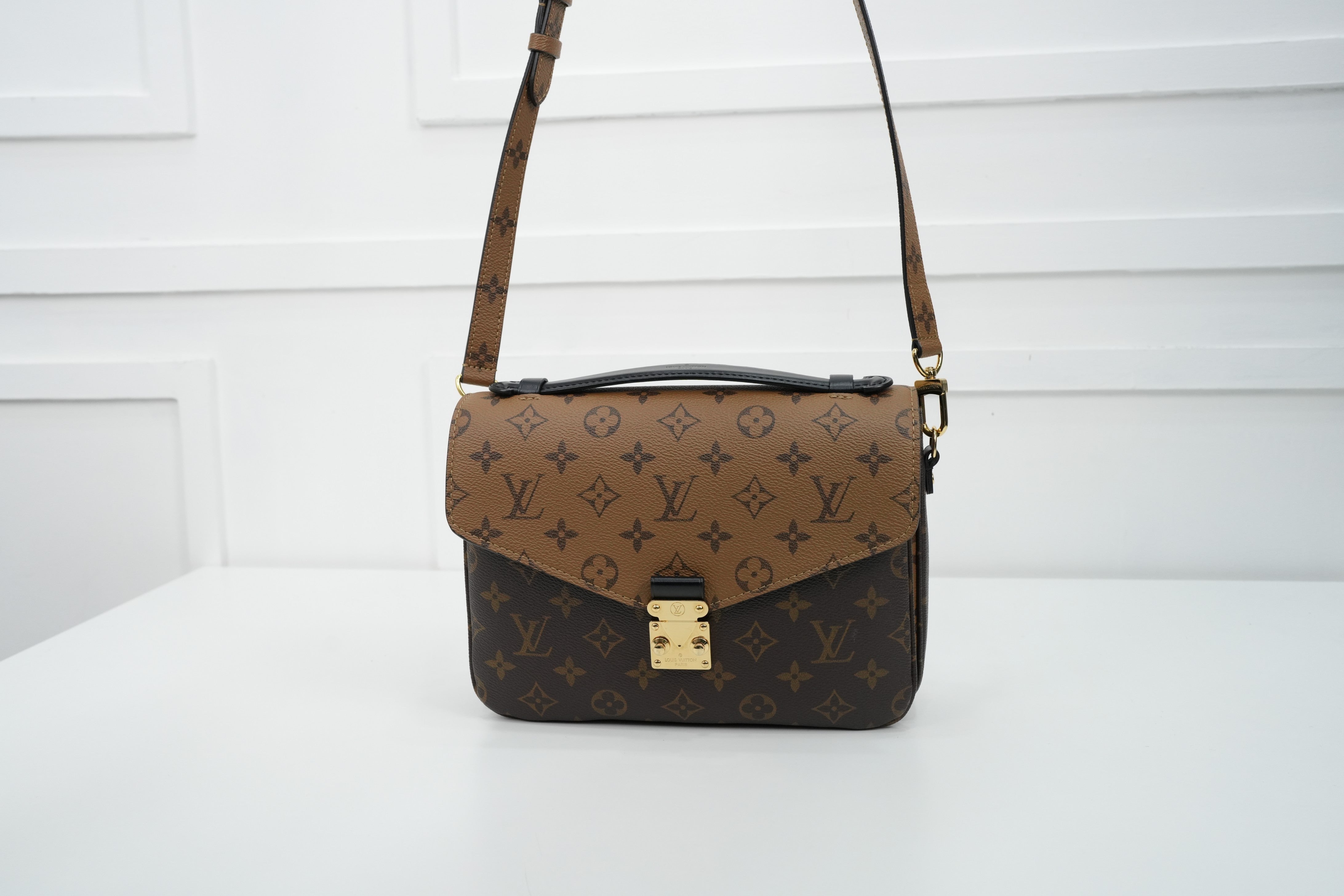 MONOGRAM REVERSE POCHETTE METIS MM