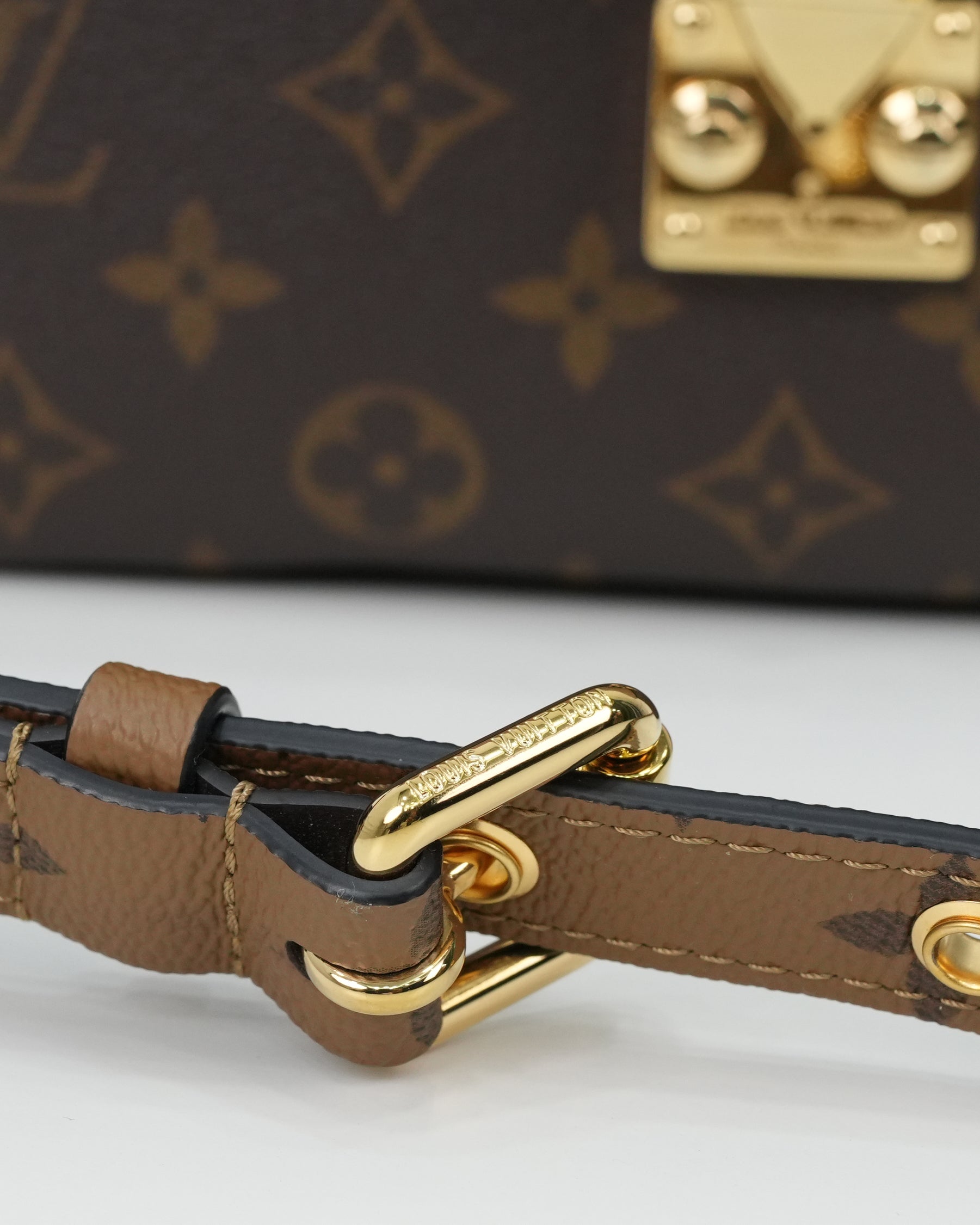 MONOGRAM REVERSE POCHETTE METIS MM