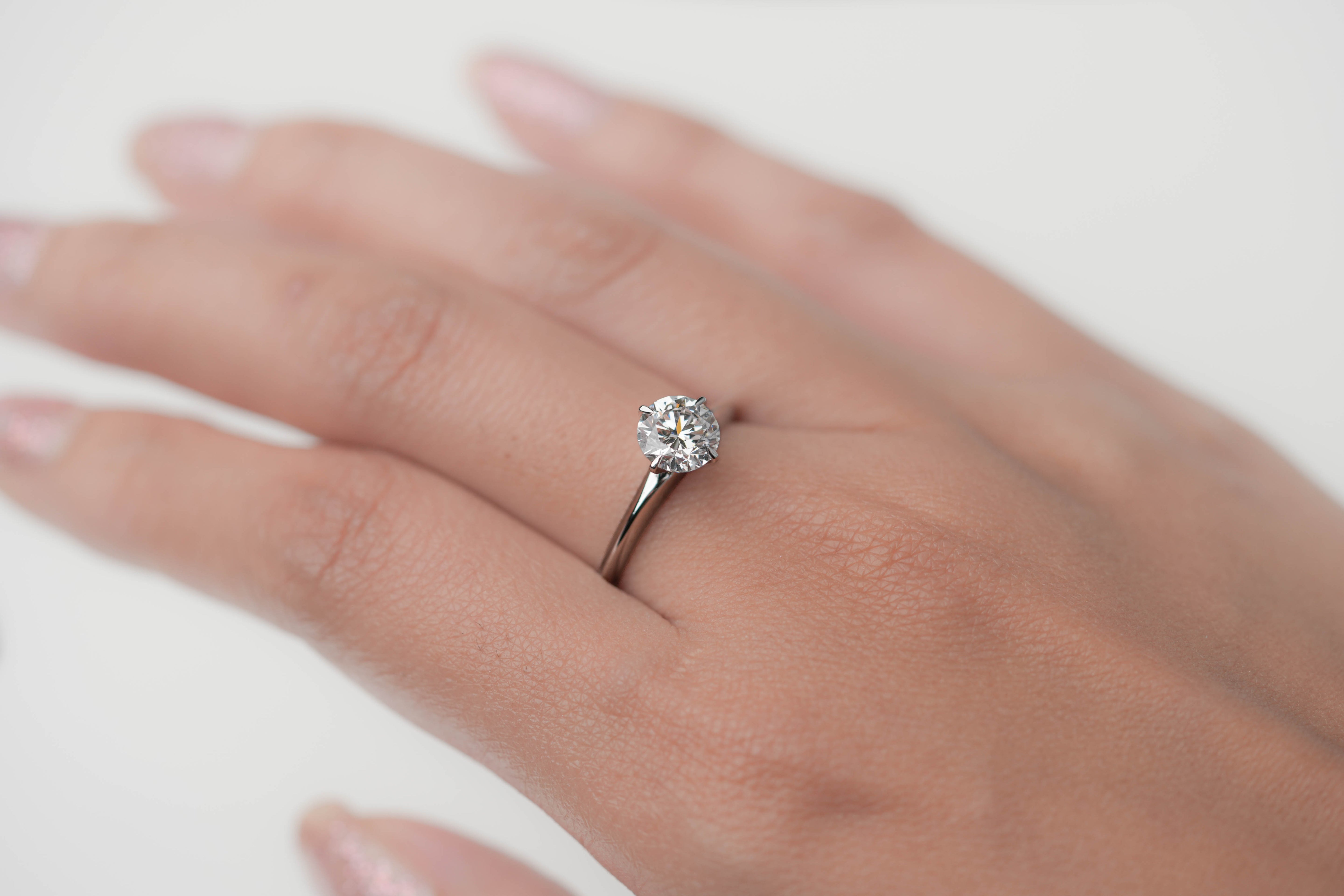 TIFFANY-STYLE WHITEGOLD RING 1CT ROUND CUT LAB DIAMOND