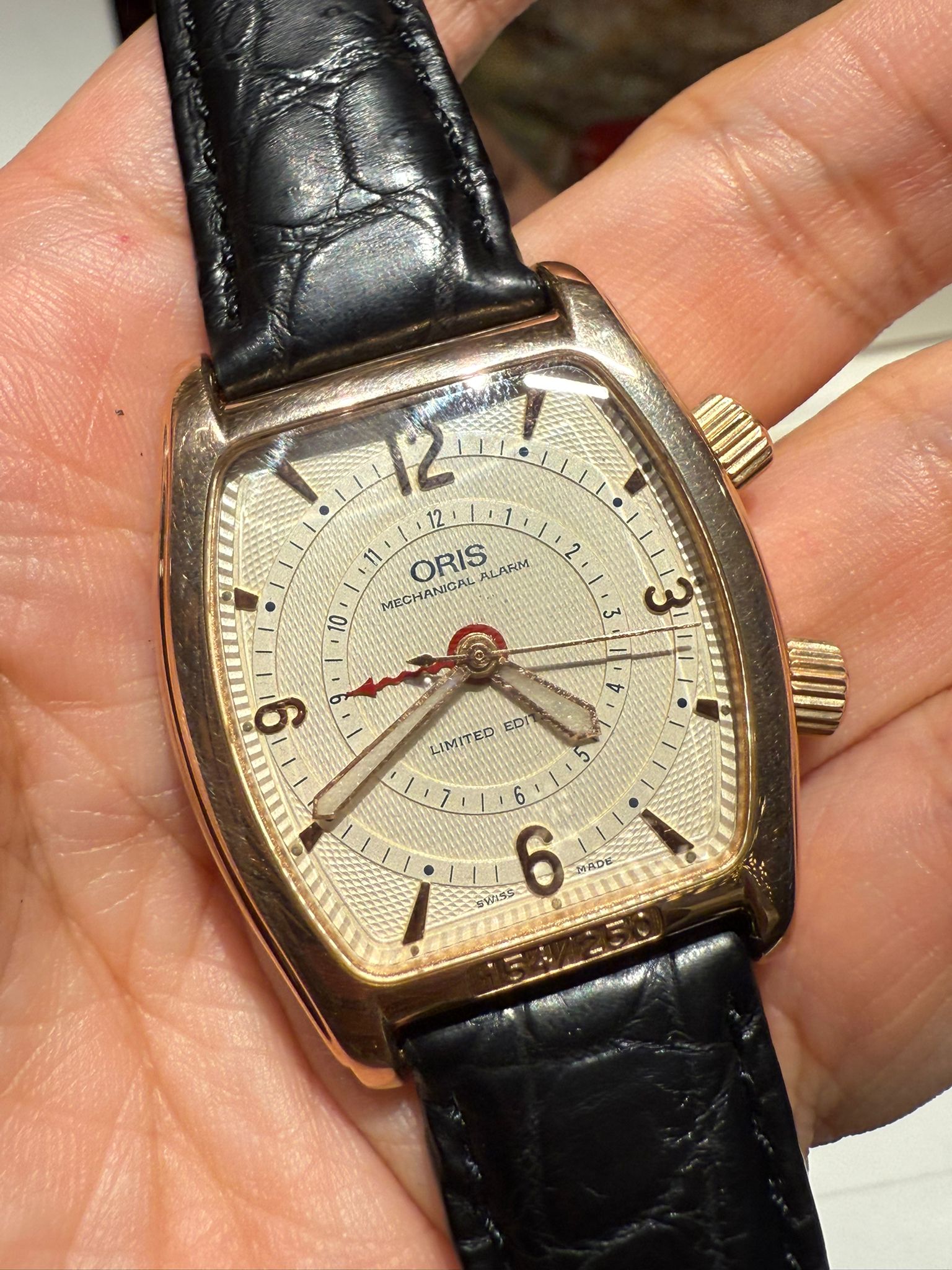 ALARM CLASSIC TONNEAU YELLOWGOLD SILVER DIAL LIMITED EDITION (WATCH ONLY)