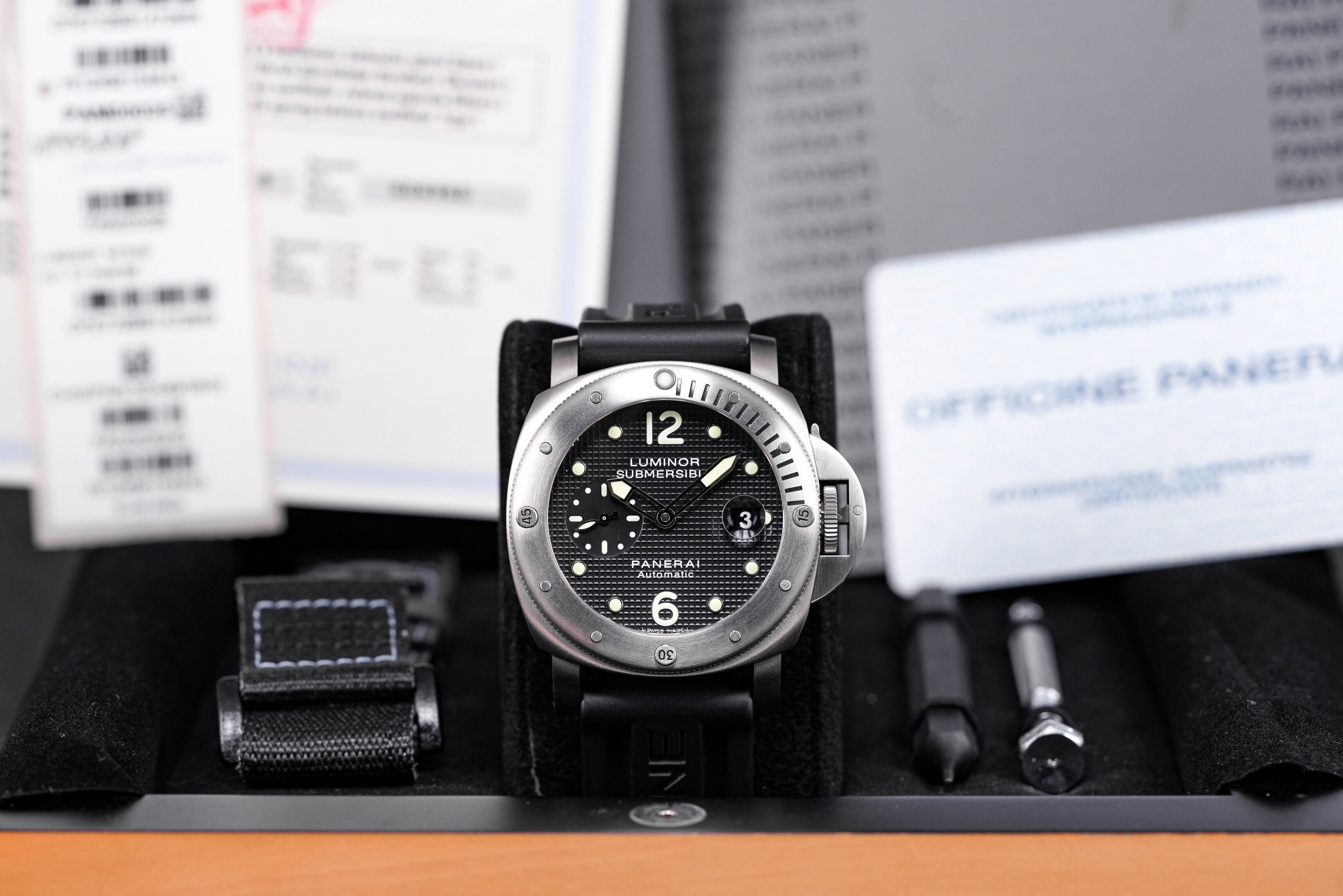 LUMINOR SUBMERSIBLE 44MM TITANIUM HOBNAIL DIAL PAM 025 (2012)