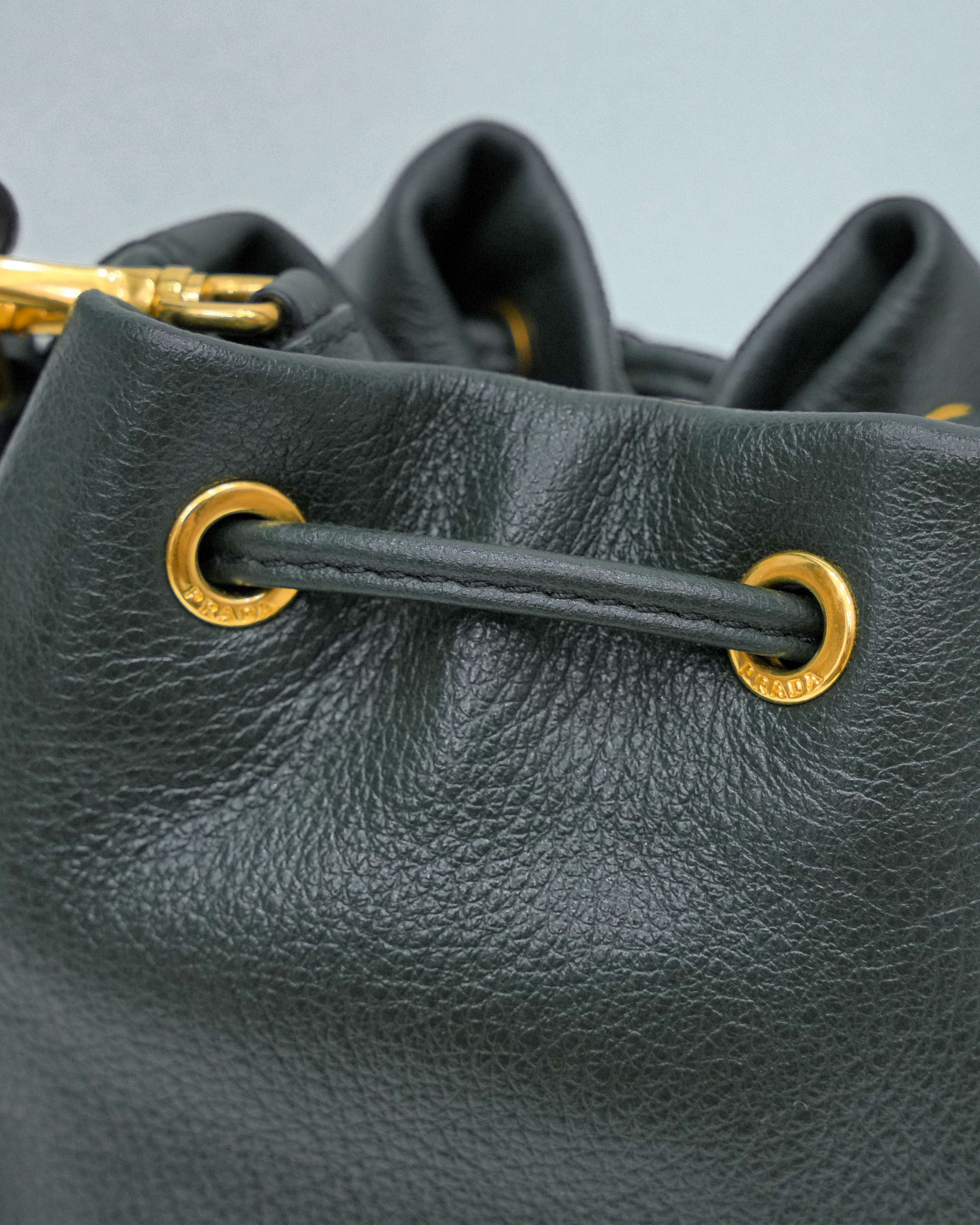 DRAWSTRING BUCKET BAG GREEN