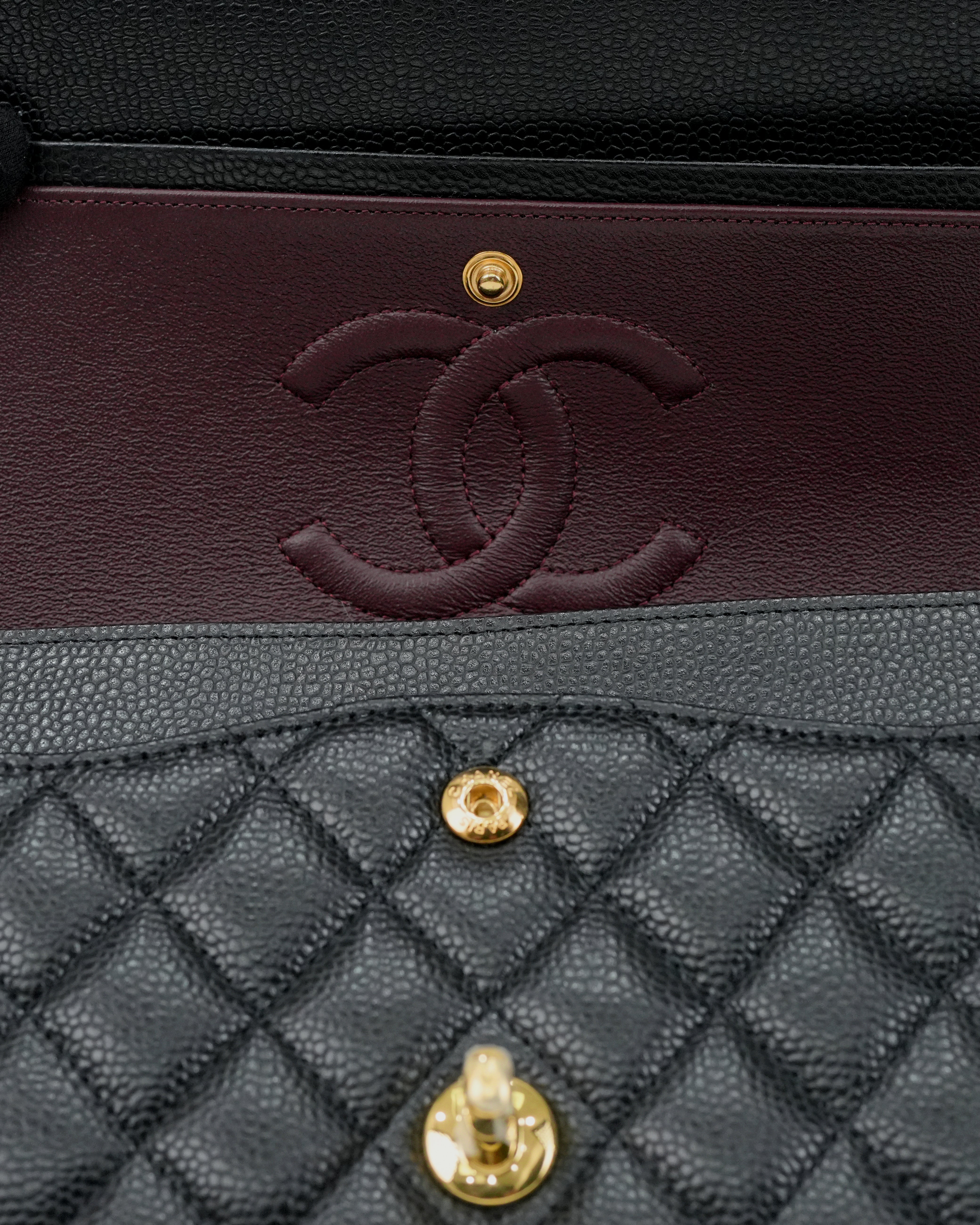 MEDIUM CLASSIC FLAP BLACK CAVIAR GOLDHARDWARE