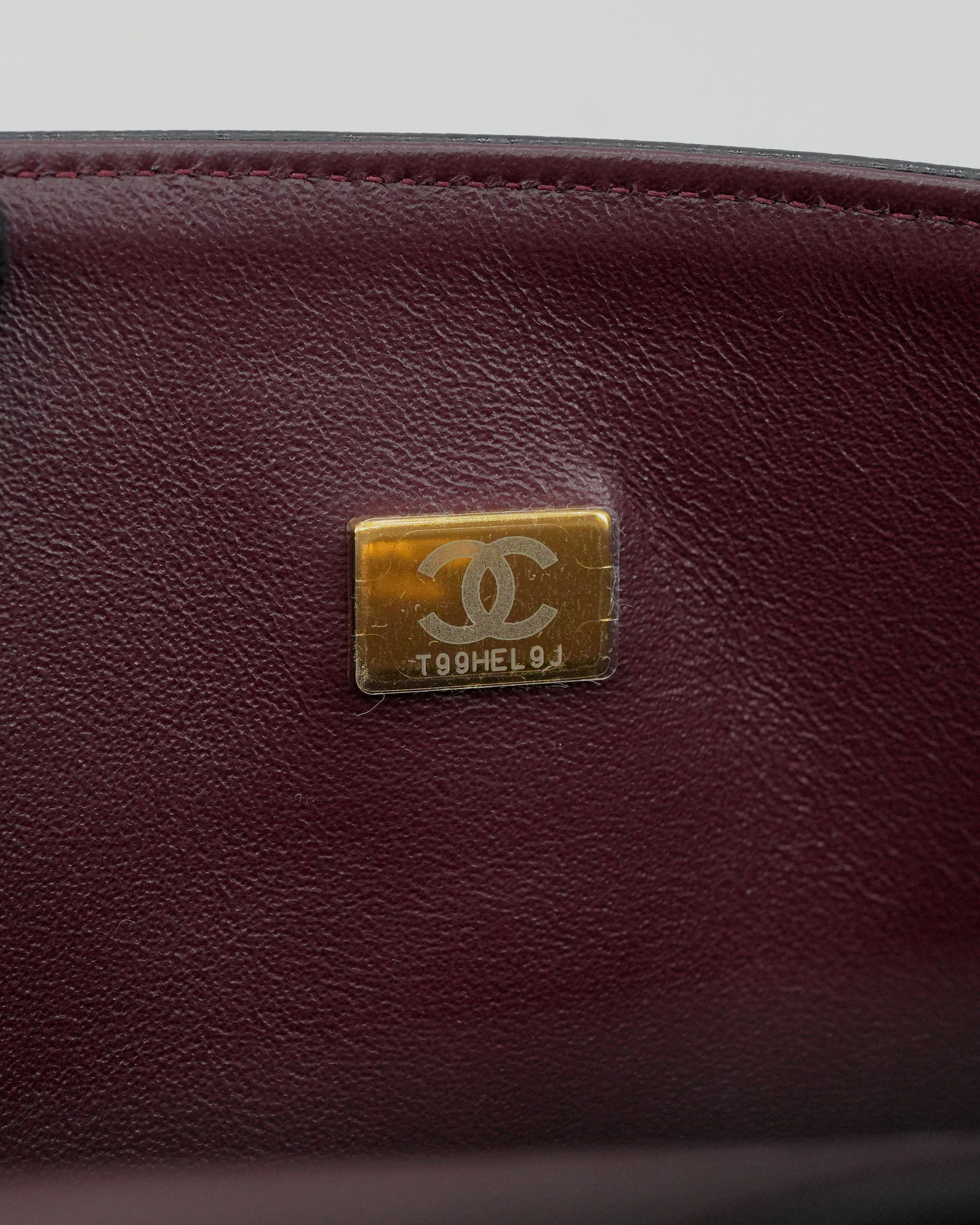 MEDIUM CLASSIC FLAP BLACK CAVIAR GOLDHARDWARE