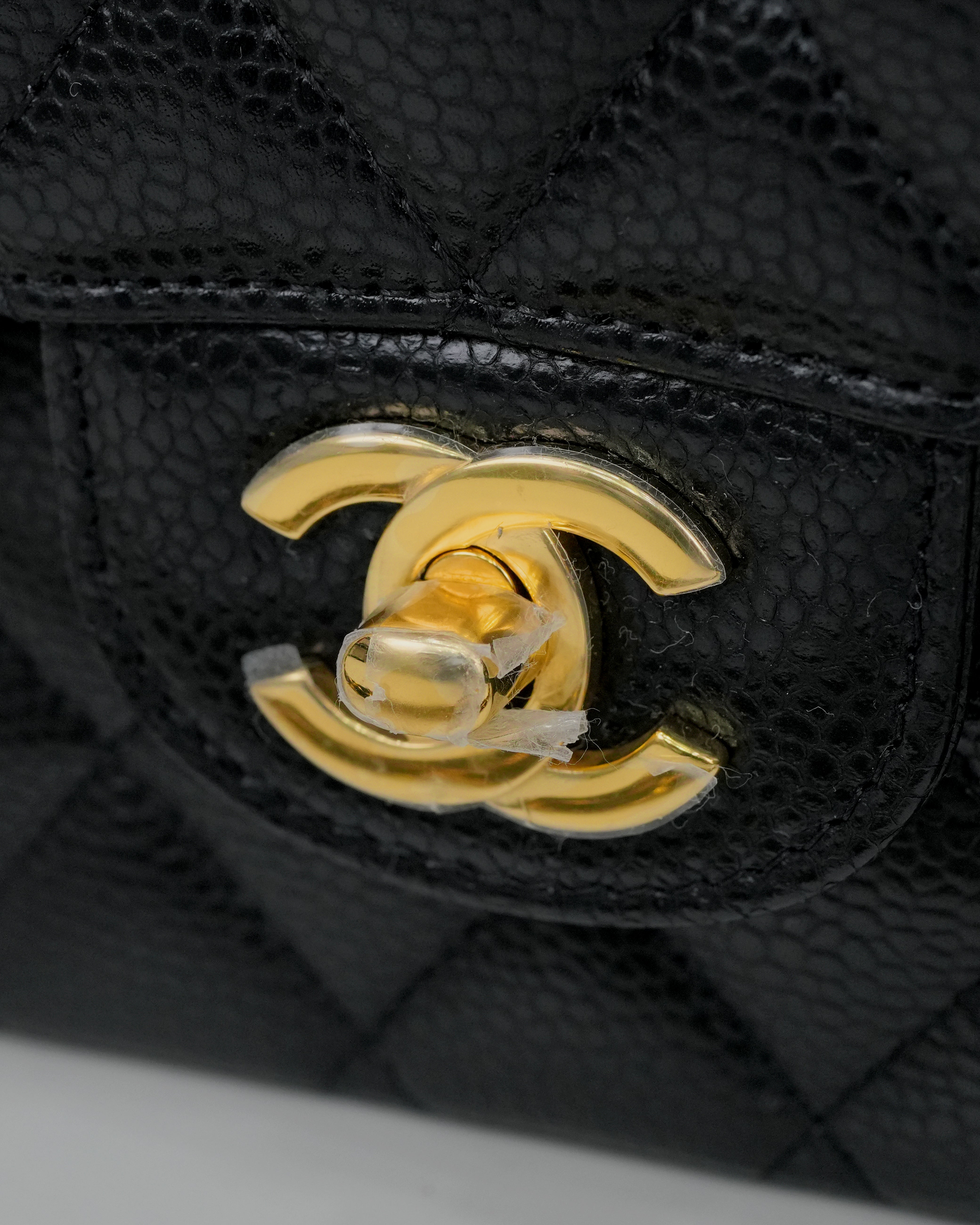 MEDIUM CLASSIC FLAP BLACK CAVIAR GOLDHARDWARE