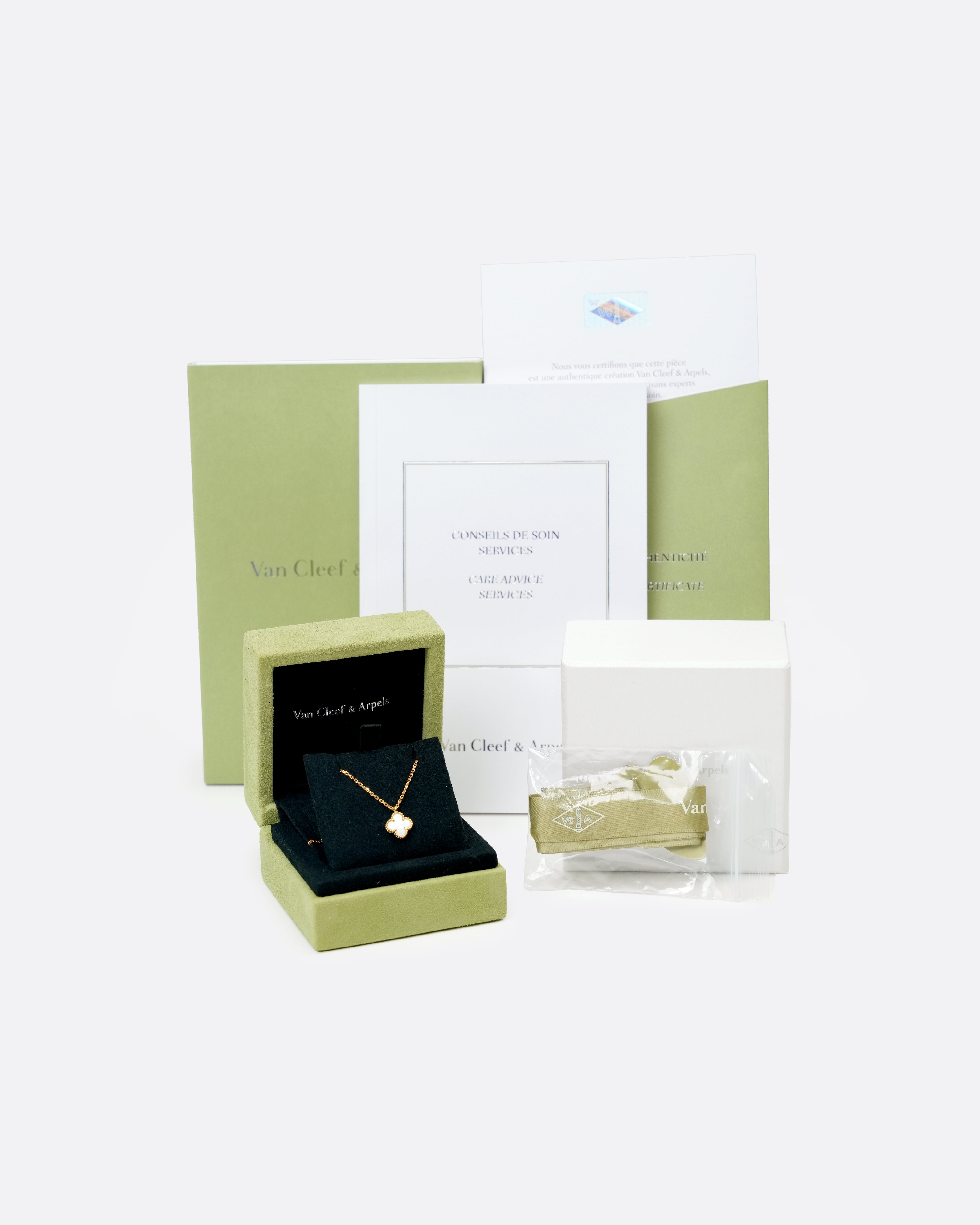 SWEET ALHAMBRA YELLOWGOLD MOTHER OF PEARL NECKLACE (2025)