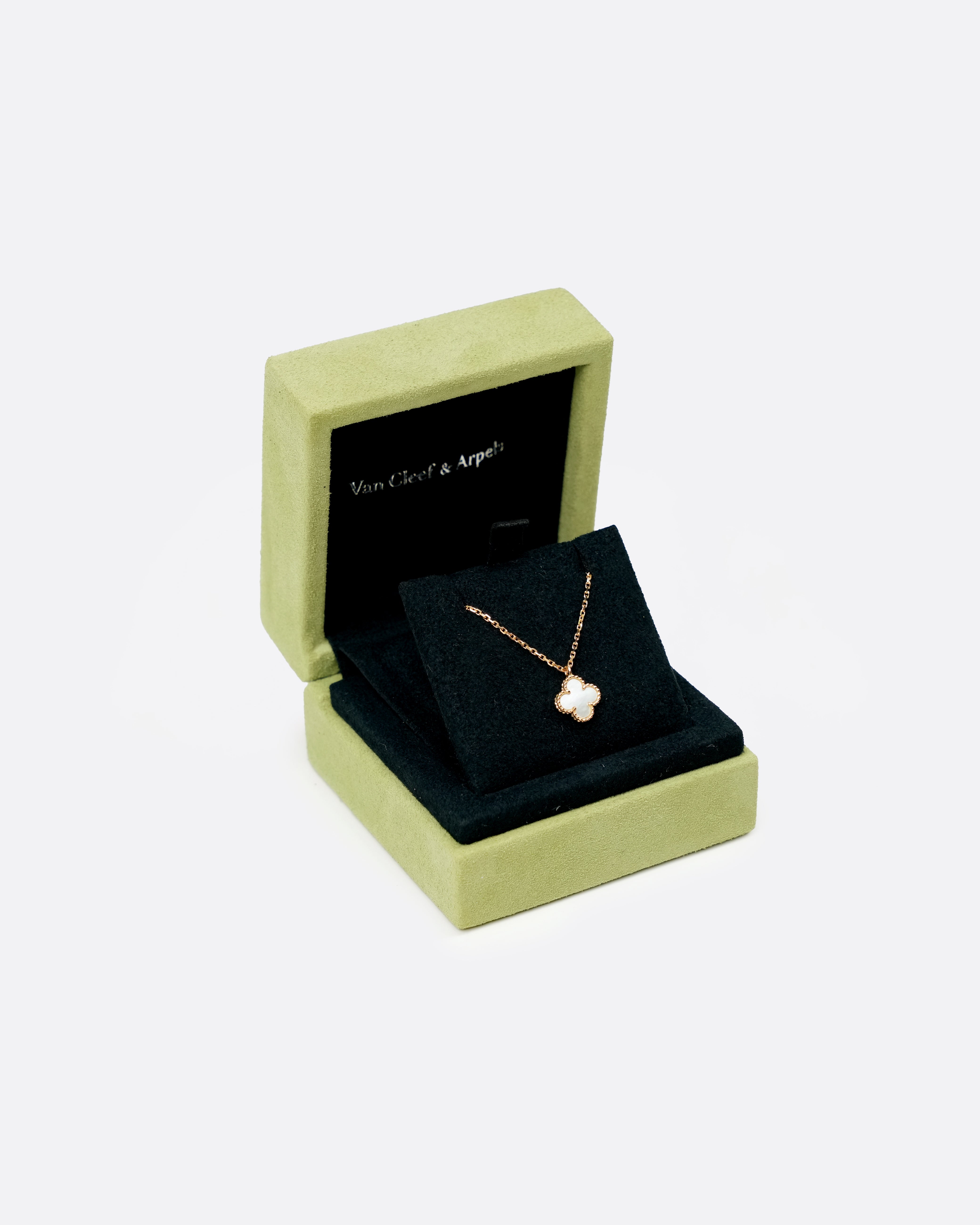 SWEET ALHAMBRA YELLOWGOLD MOTHER OF PEARL NECKLACE (2025)