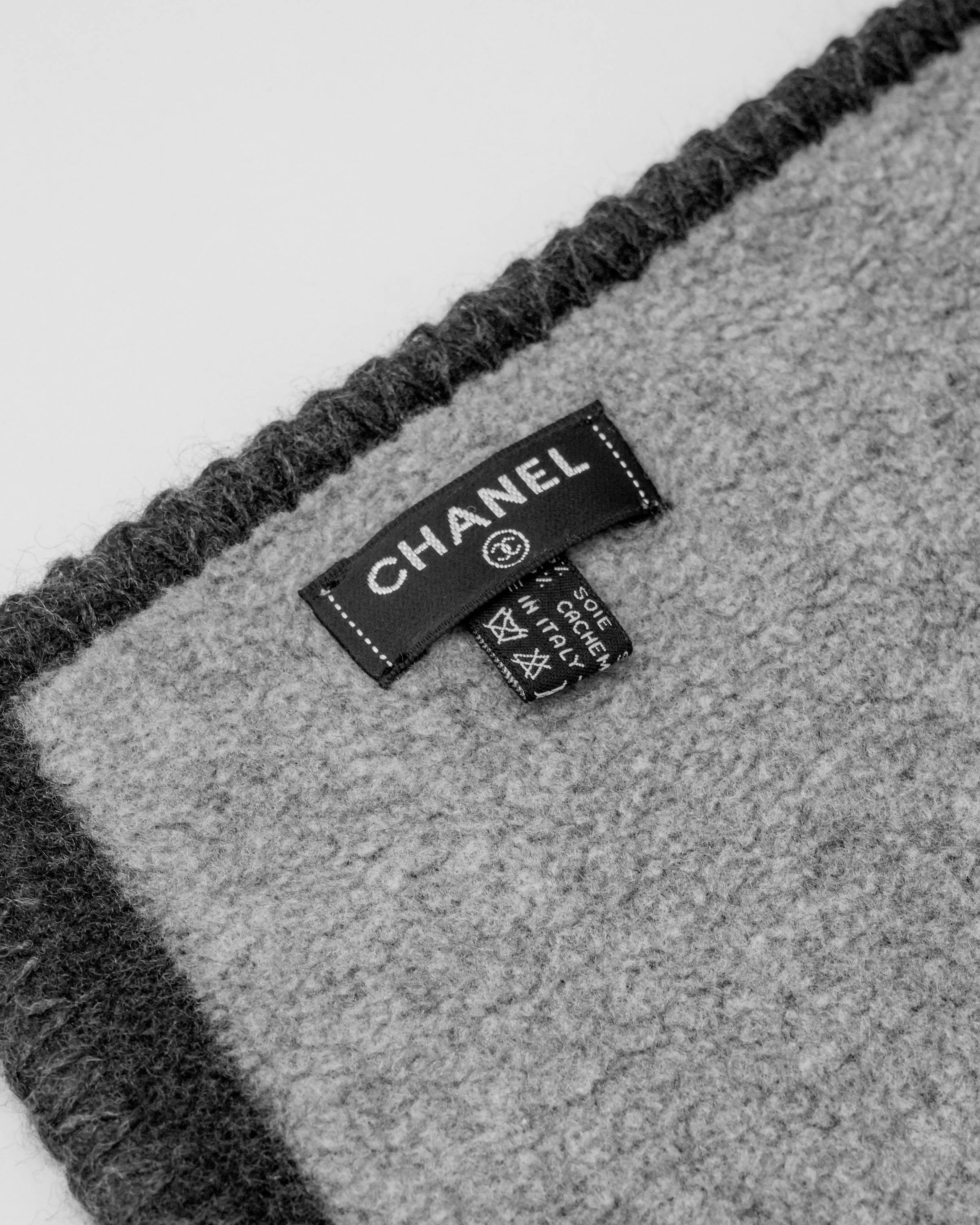 LOGO SHAWL SILK × CASHMERE GRAY