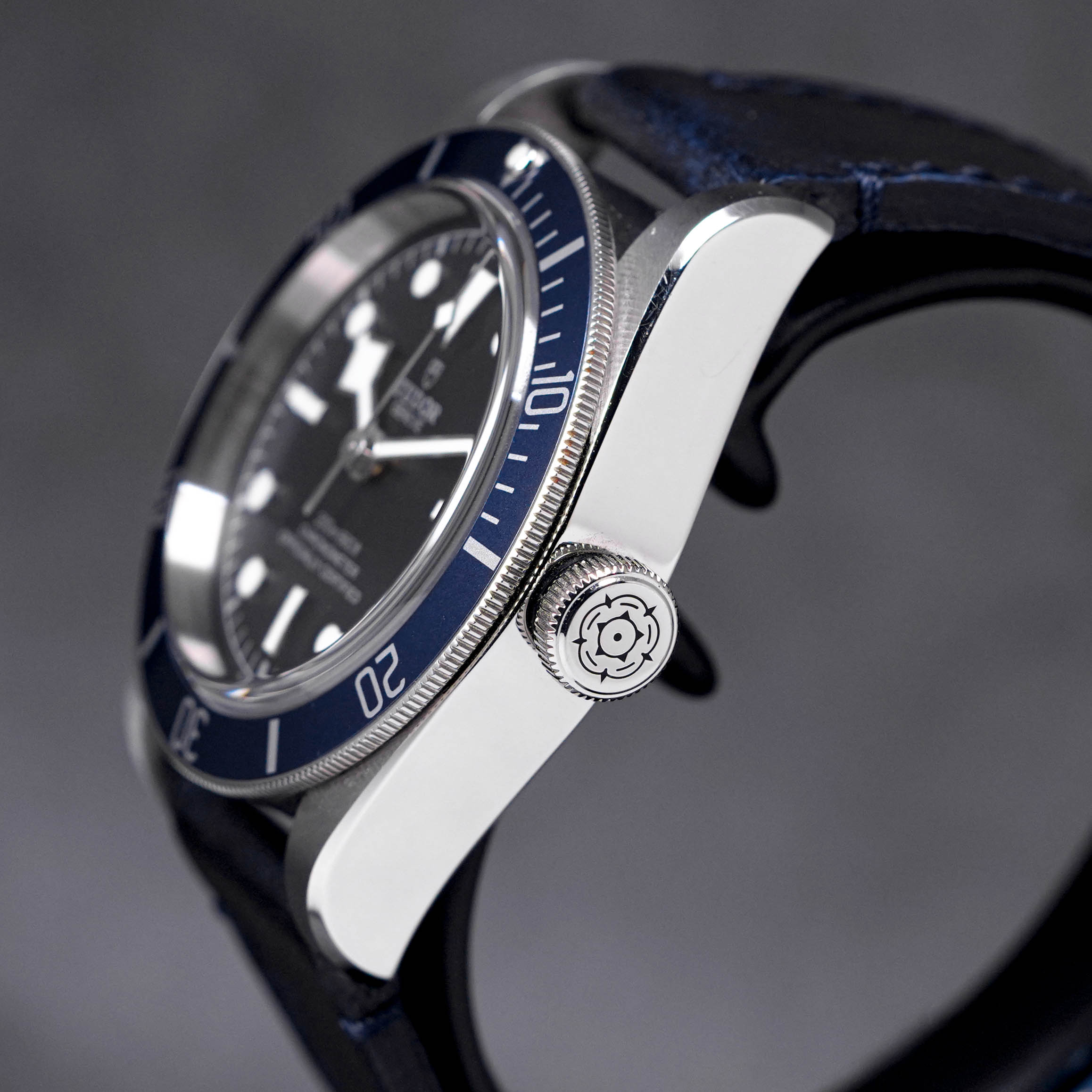 HERITAGE BLACK BAY 41 BLUE BEZEL LEATHER STRAP (2023)