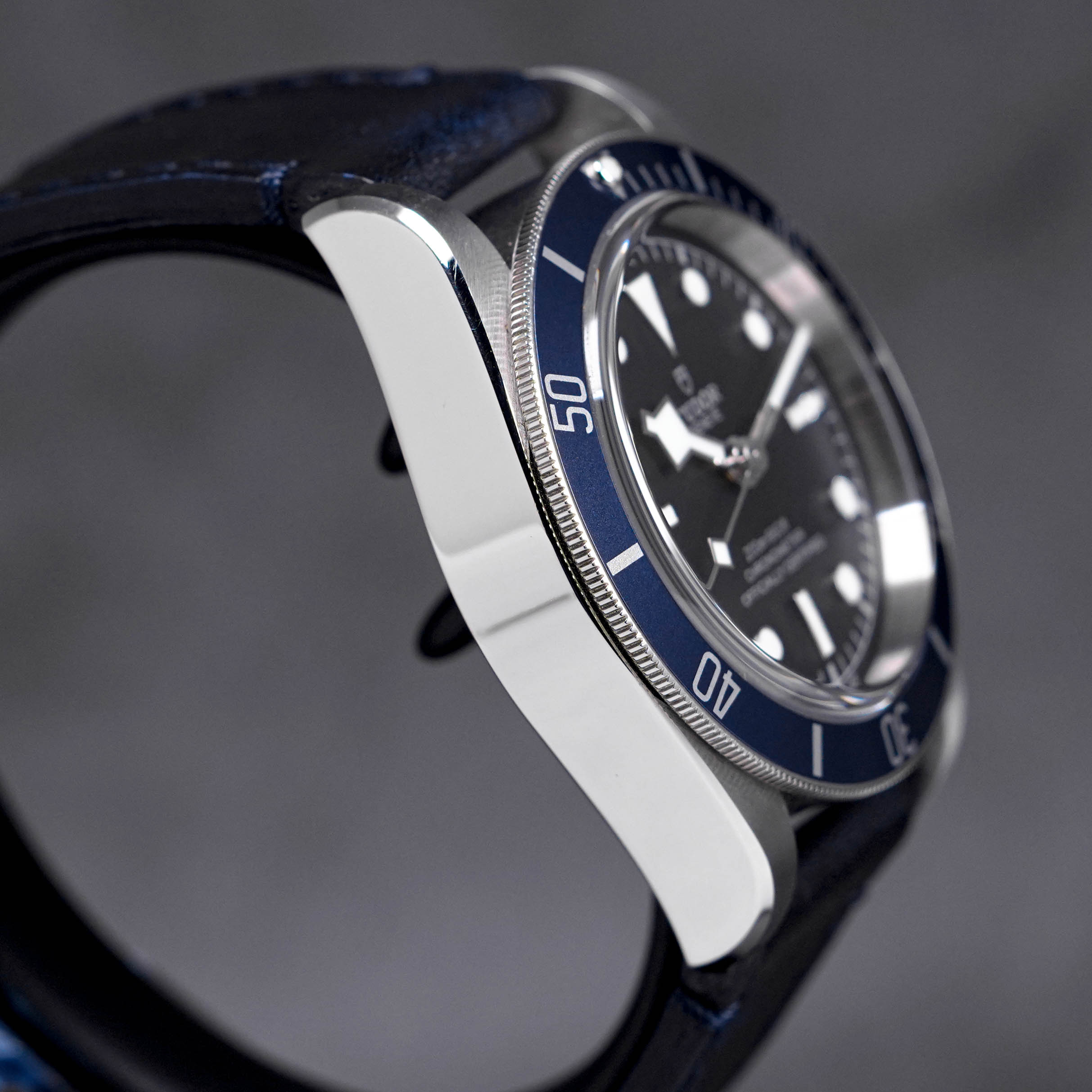 HERITAGE BLACK BAY 41 BLUE BEZEL LEATHER STRAP (2023)