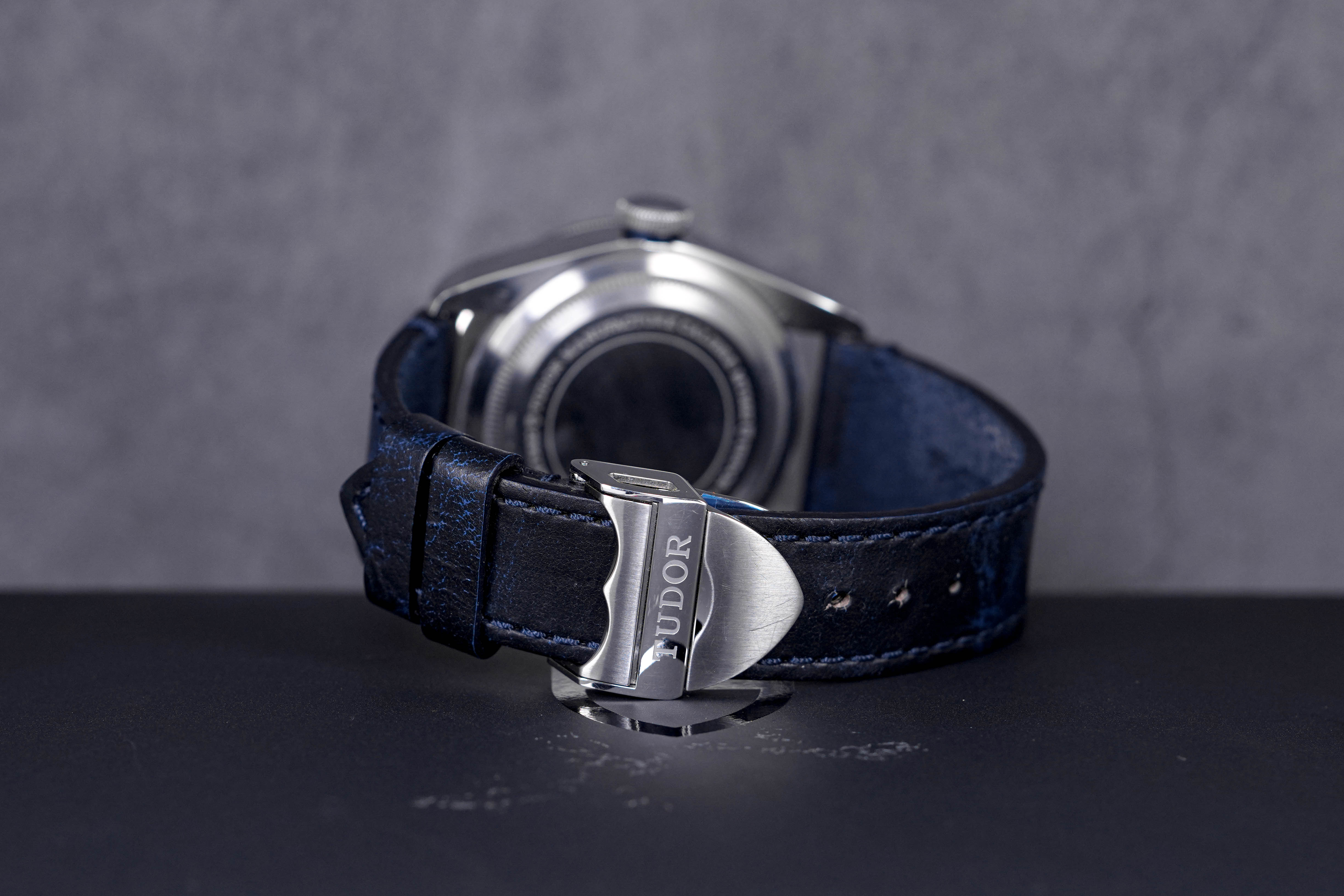 HERITAGE BLACK BAY 41 BLUE BEZEL LEATHER STRAP (2023)