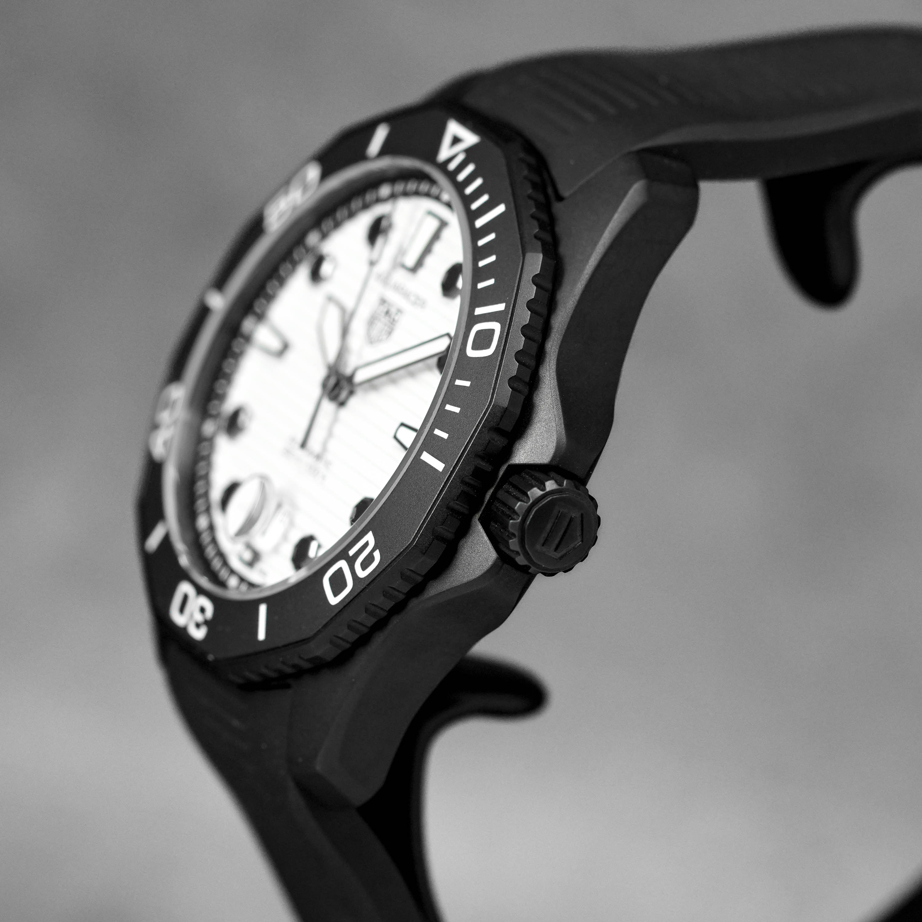 Harga Tag Heuer Aquaracer 300m DLC White