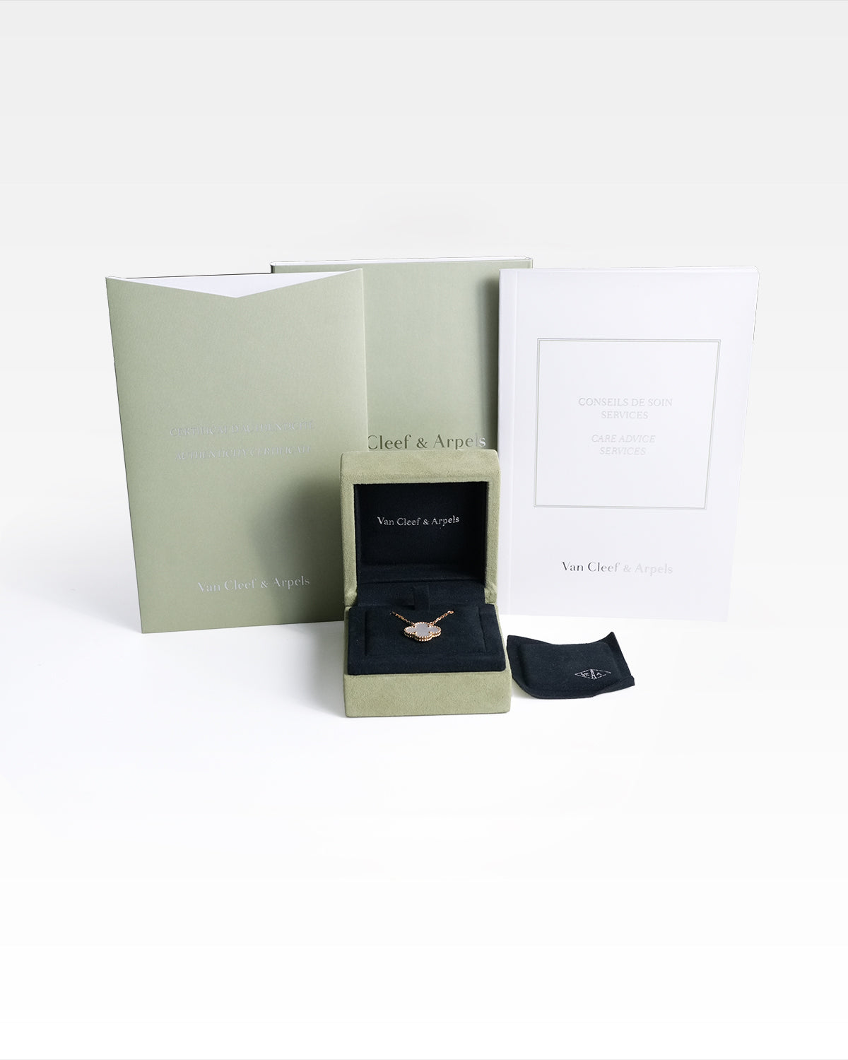 VINTAGE ALHAMBRA MOTHER OF PEARL NECKLACE YELLOW GOLD (2022)