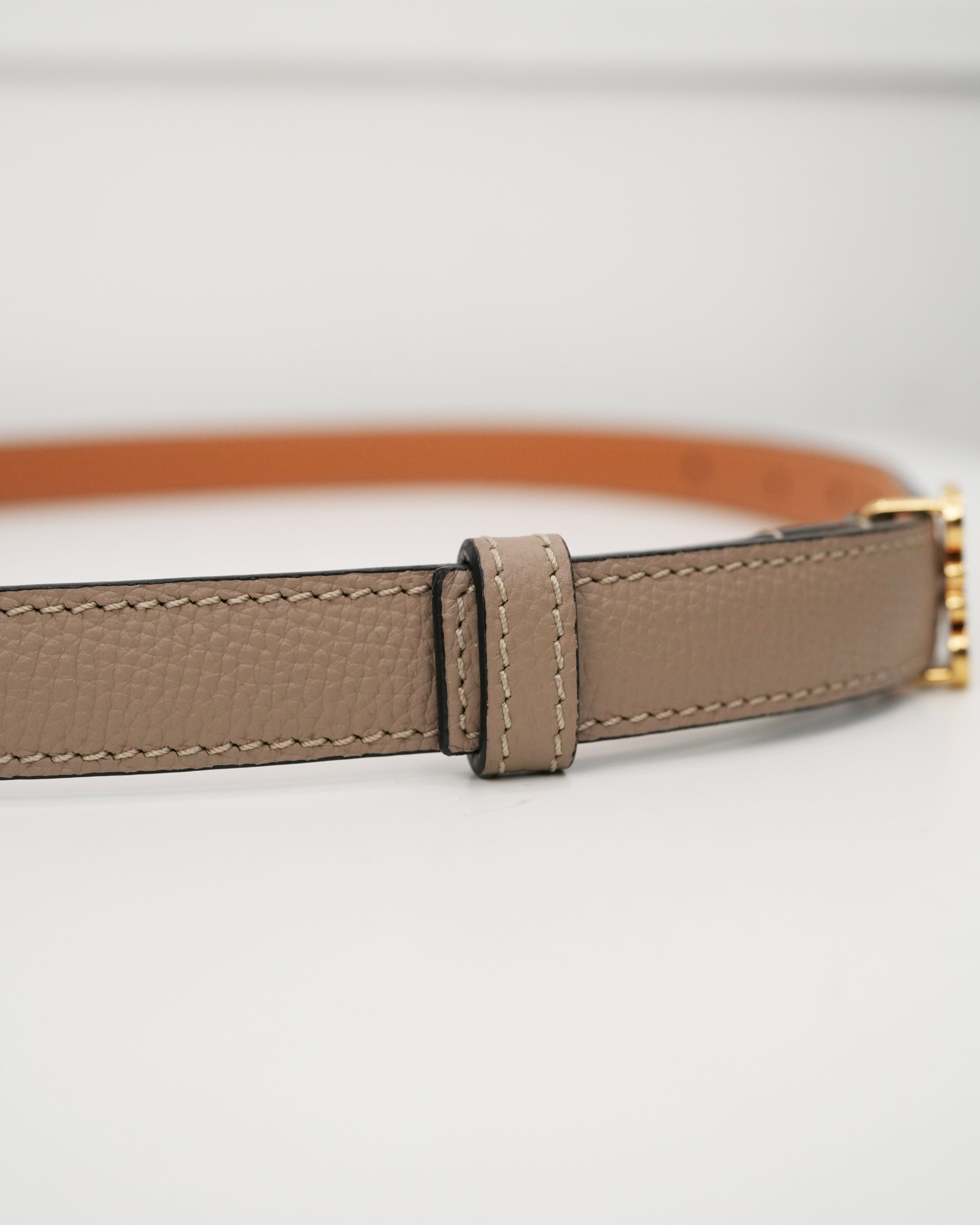 ANAGRAM IN PEBBLE GRAIN CALFSKIN BELT 20MM SAND/GOLD