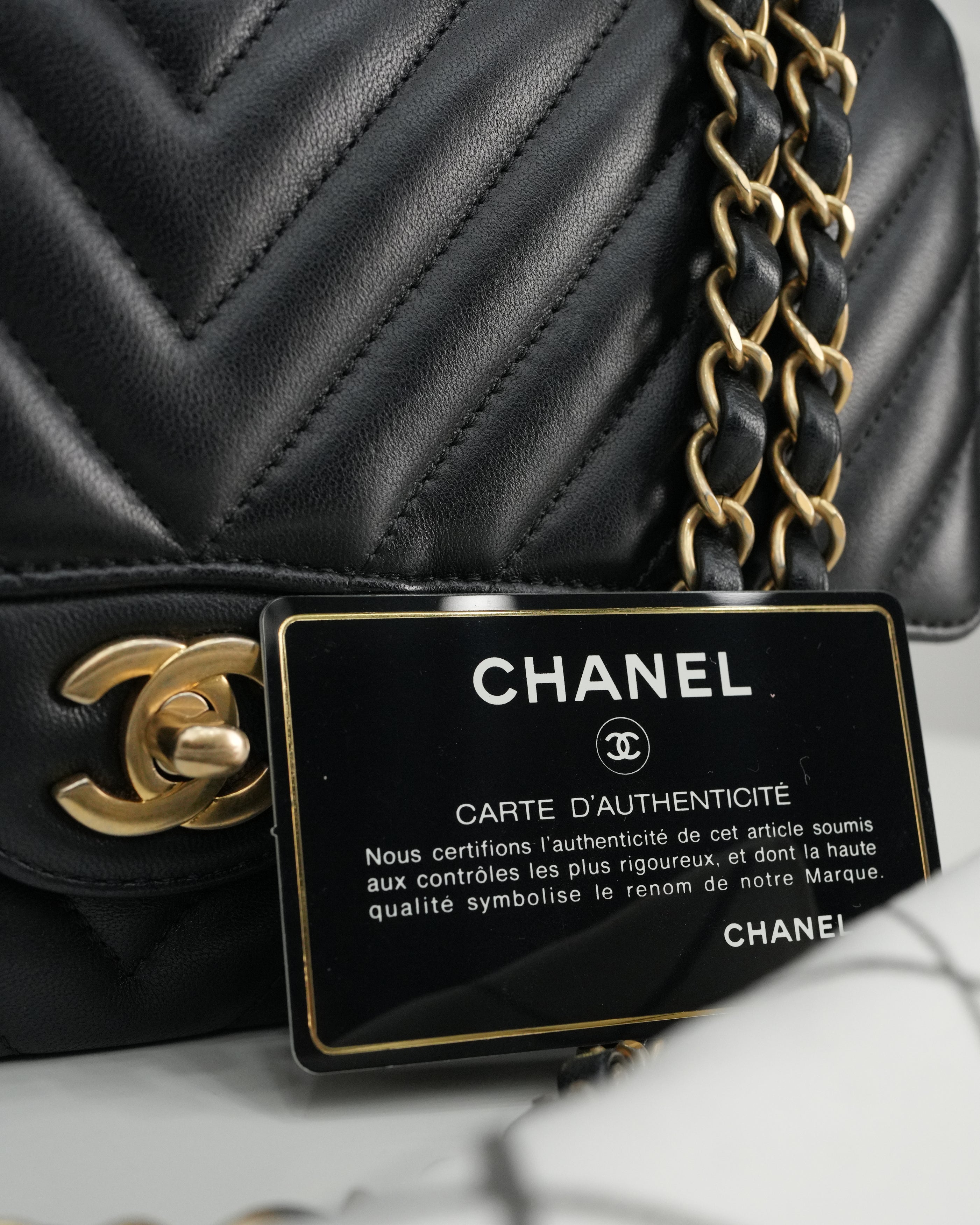 CLASSIC DOUBLE FLAP MEDIUM CHEVRON LAMBSKIN (MATTE) GHW BLACK