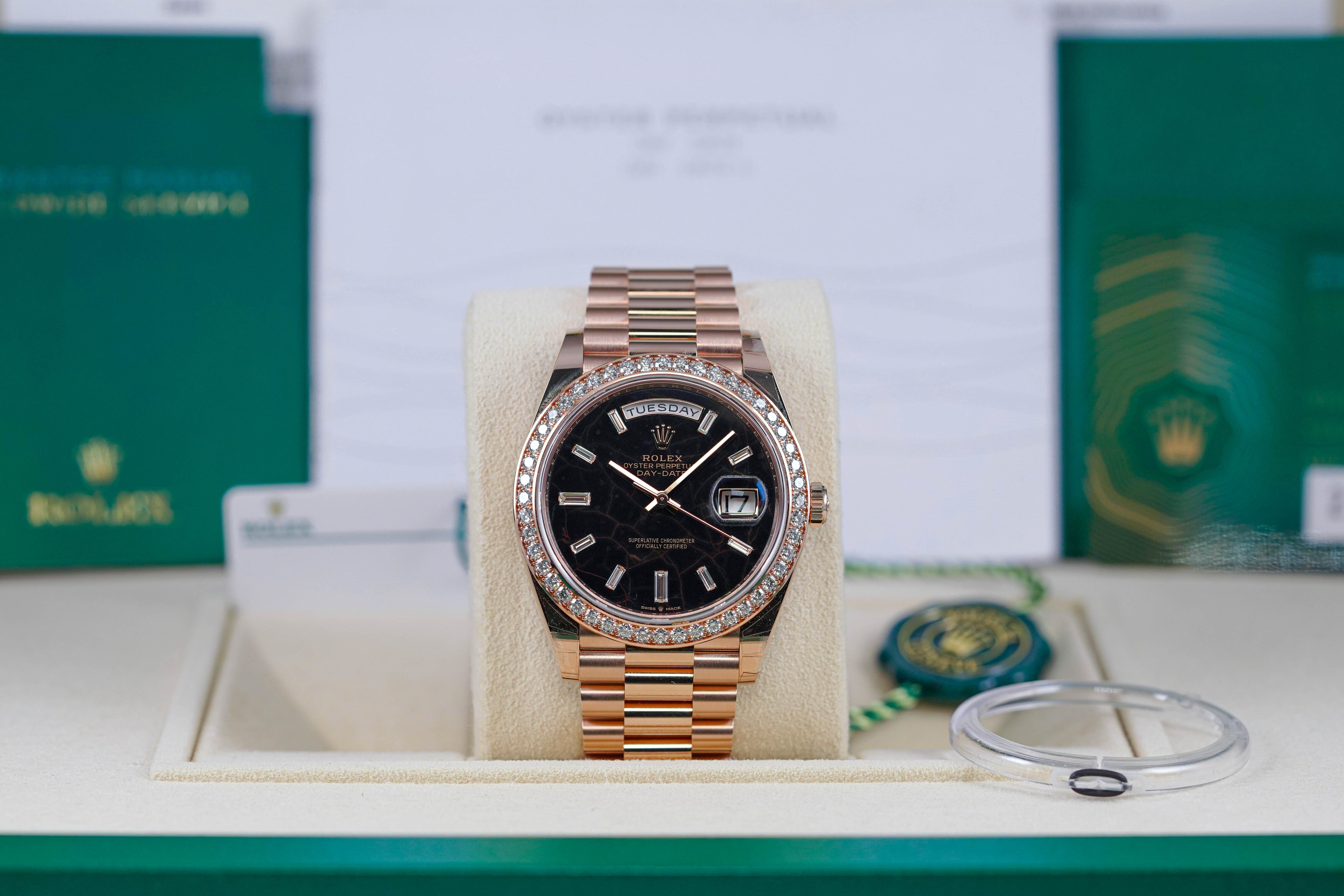 DAYDATE 40MM ROSEGOLD DIAMOND BEZEL EISENKIESEL BAGUETTE DIAL (2021)