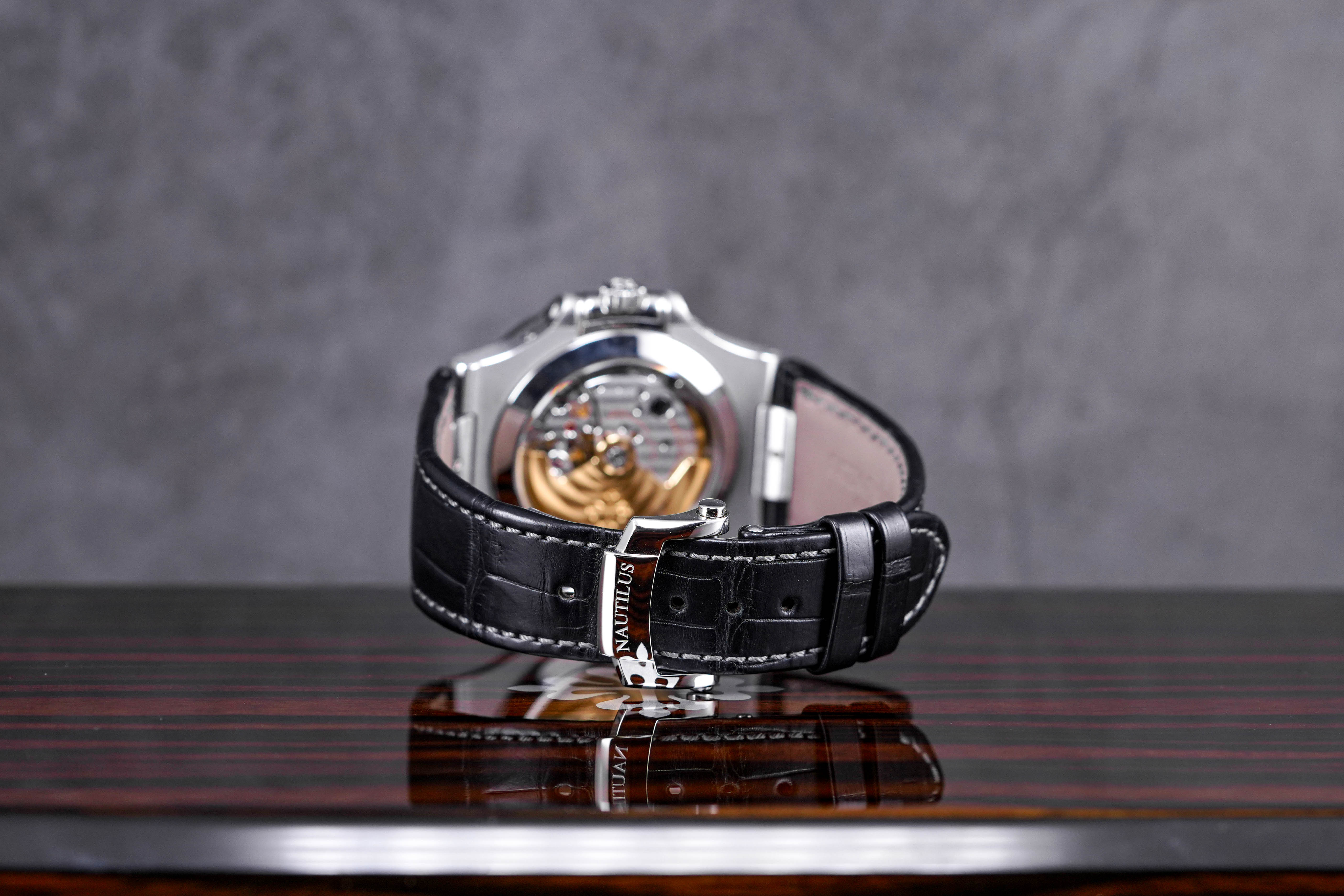 NAUTILUS 5726A ANNUAL CALENDER (2015)