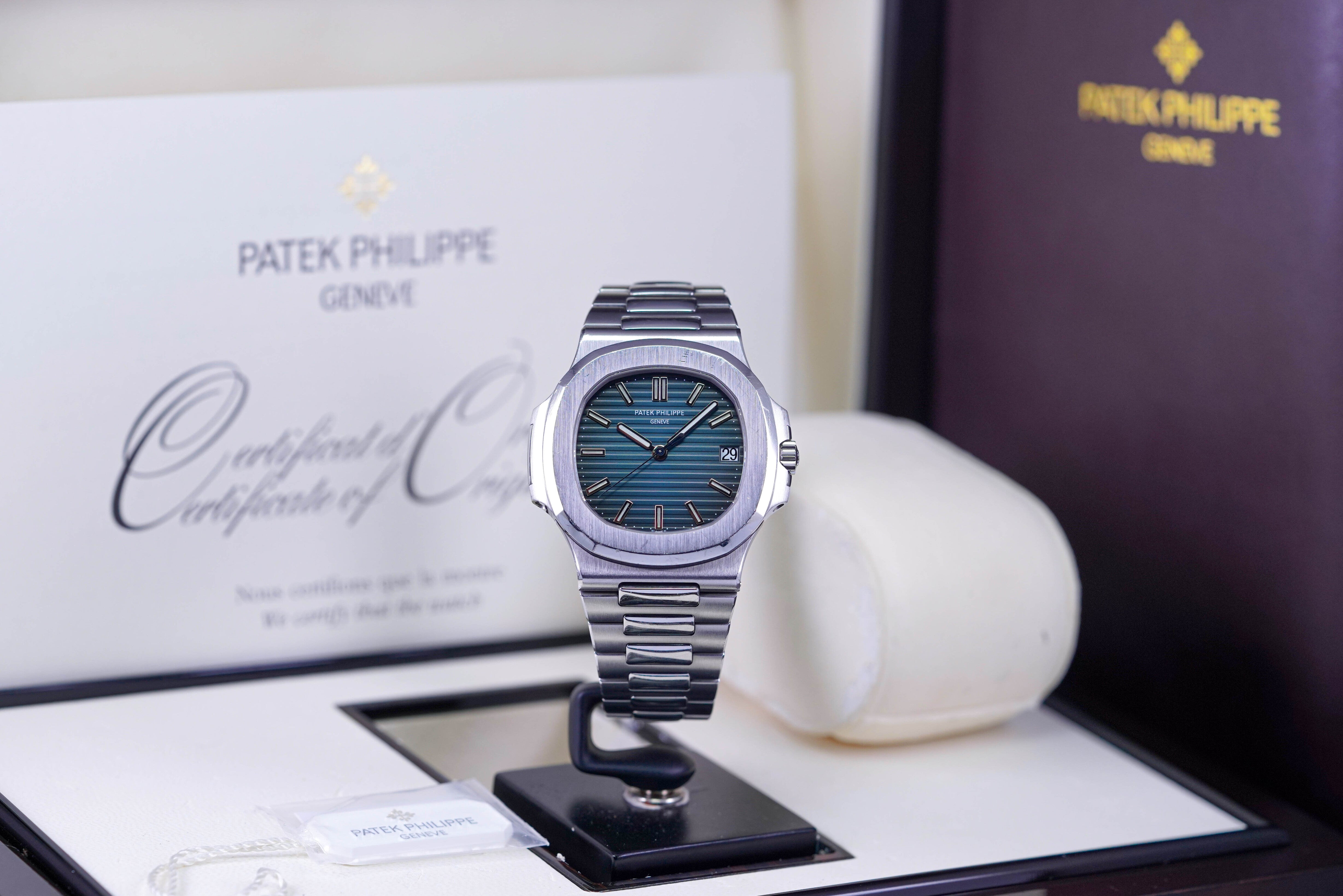 NAUTILUS 5711/1A-001 BLUE DIAL (UNDATED)