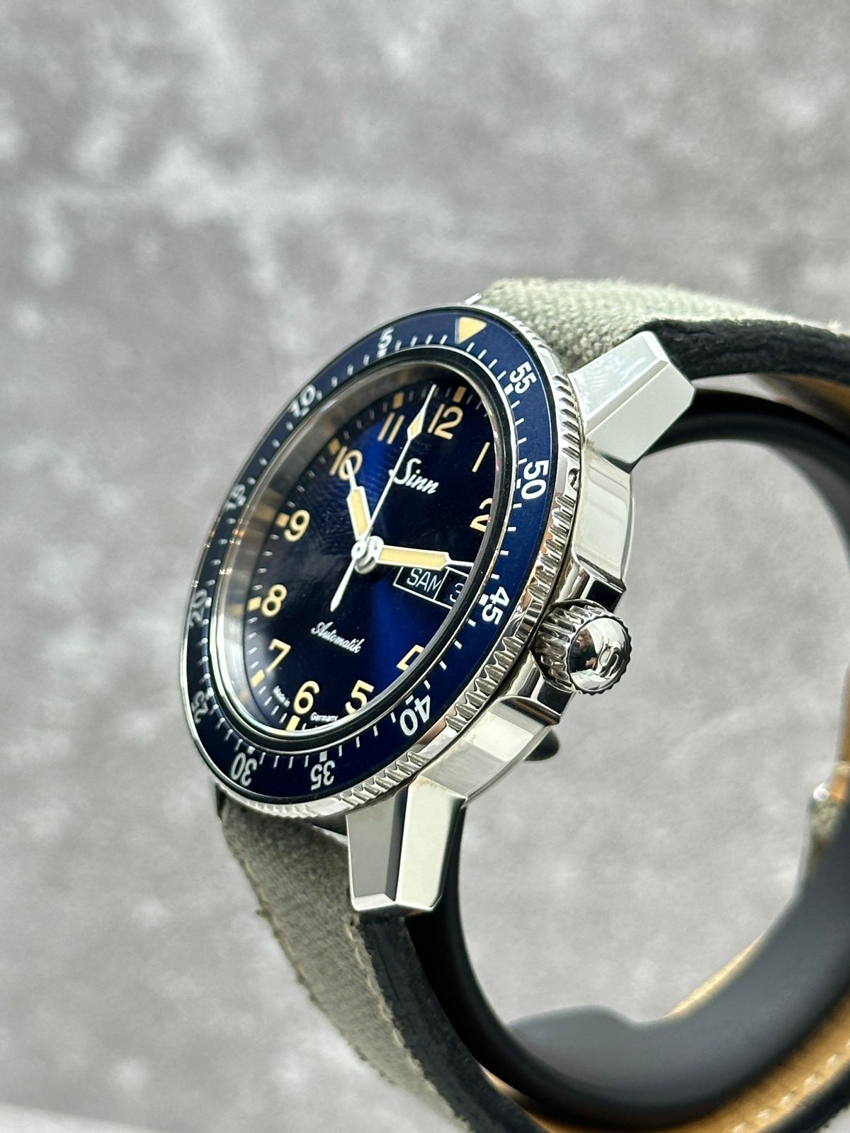 104 St Sa A B E PILOT 41MM BLUE DIAL CANVAS LEATHER STRAP (2020)