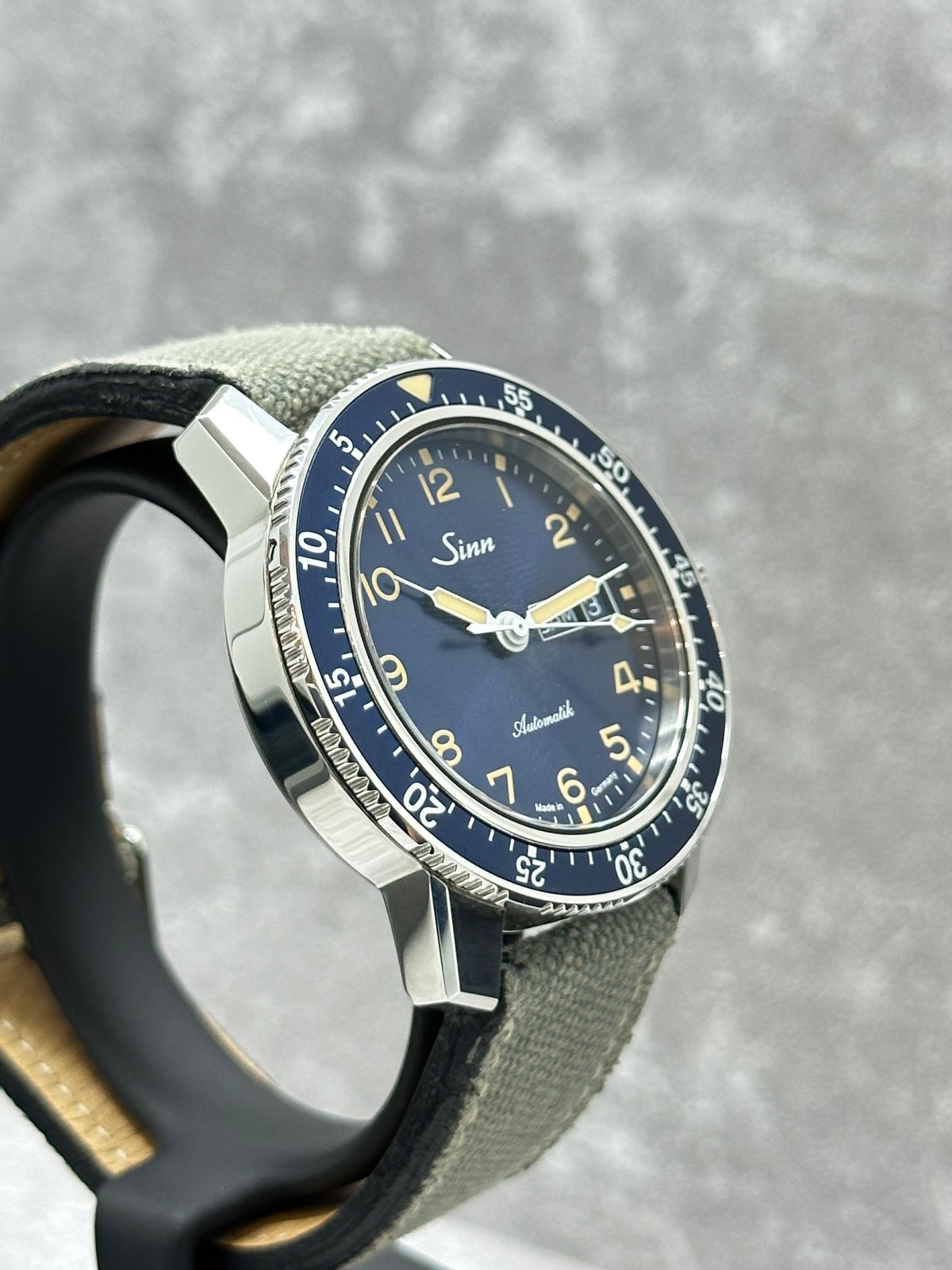 104 St Sa A B E PILOT 41MM BLUE DIAL CANVAS LEATHER STRAP (2020)