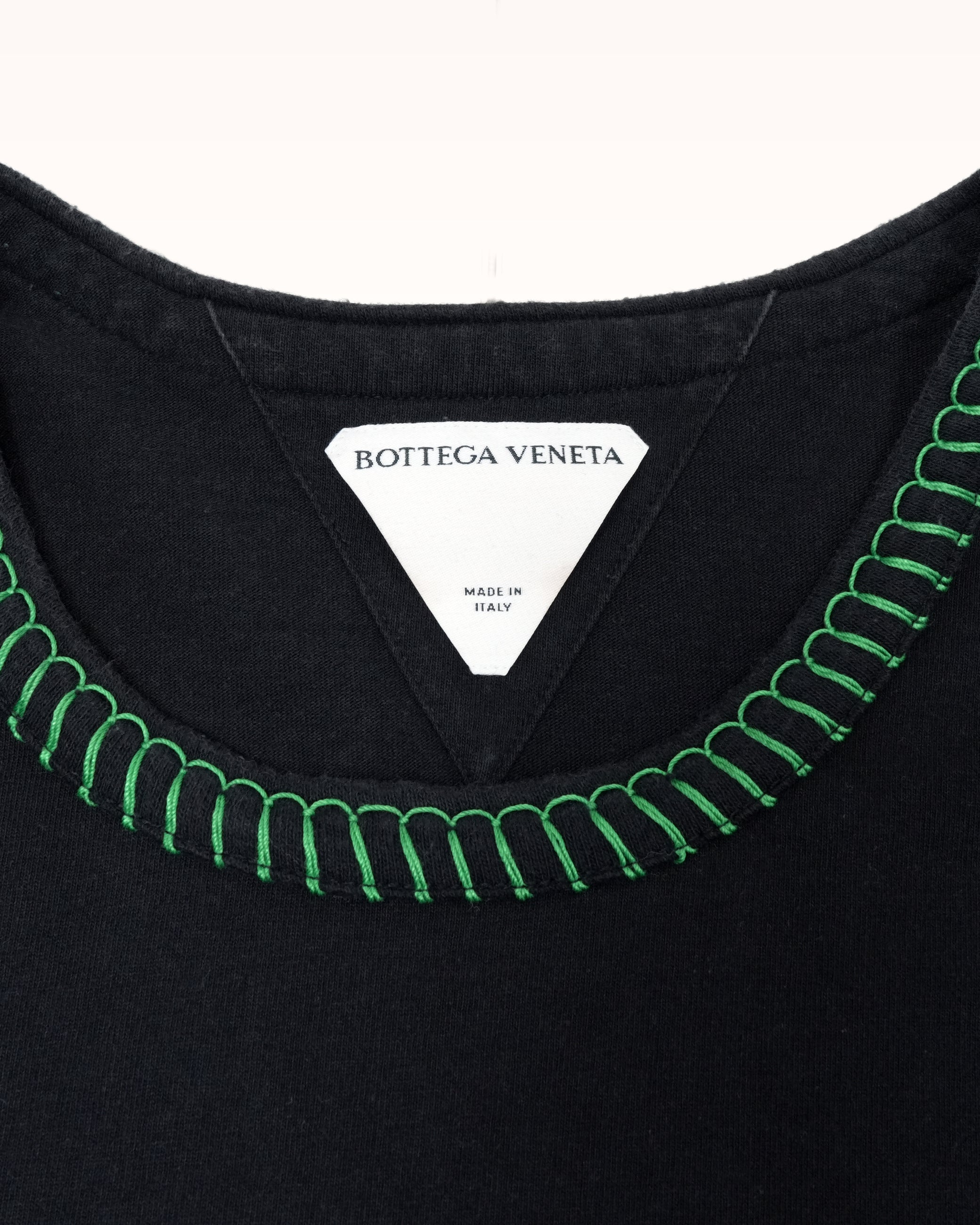 VENETA BLACK COTTON CONTRAST STITCH DETAIL T-SHIRT – SIZE L