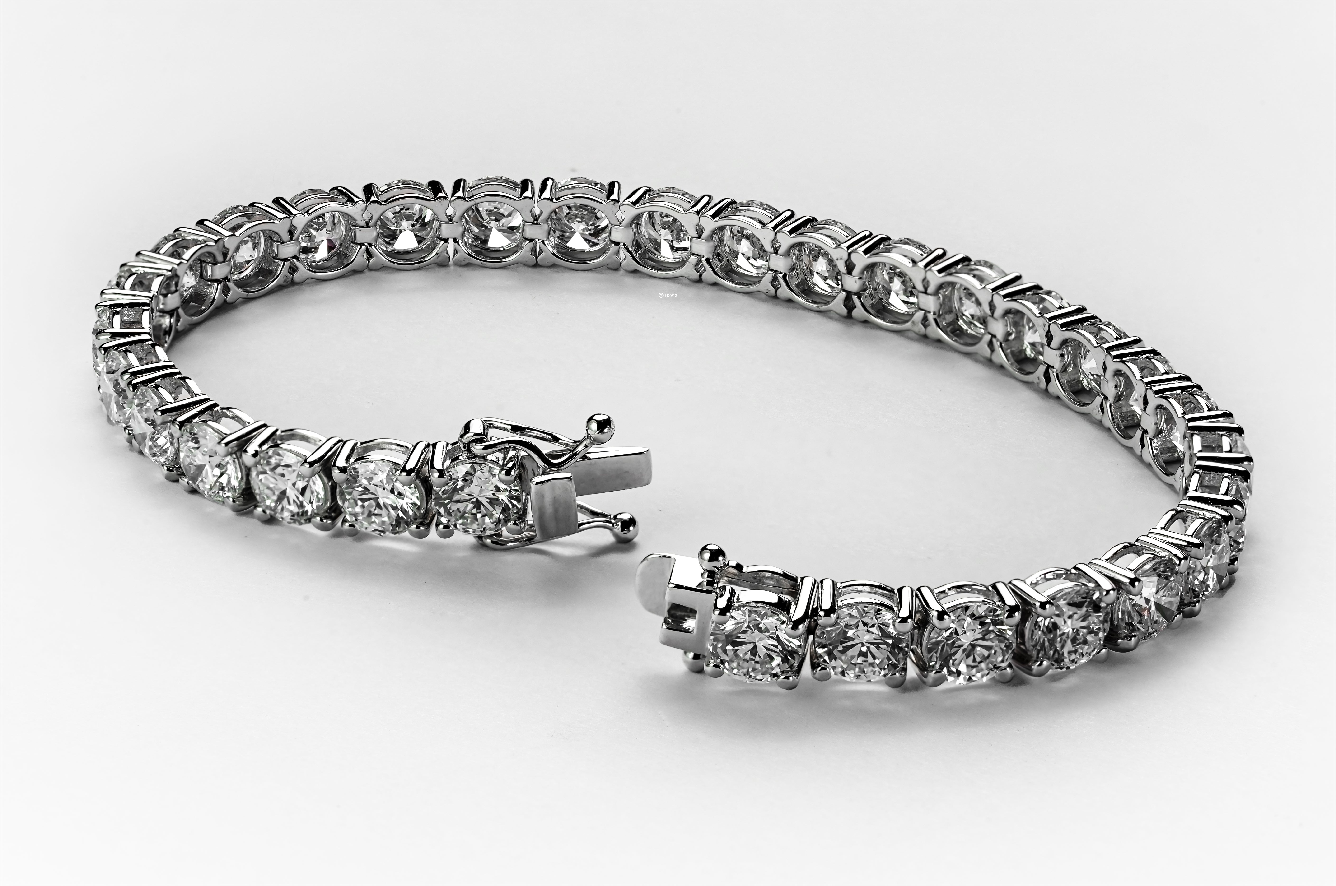 15.5CT 17 CM WHITEGOLD TENNIS BRACELET