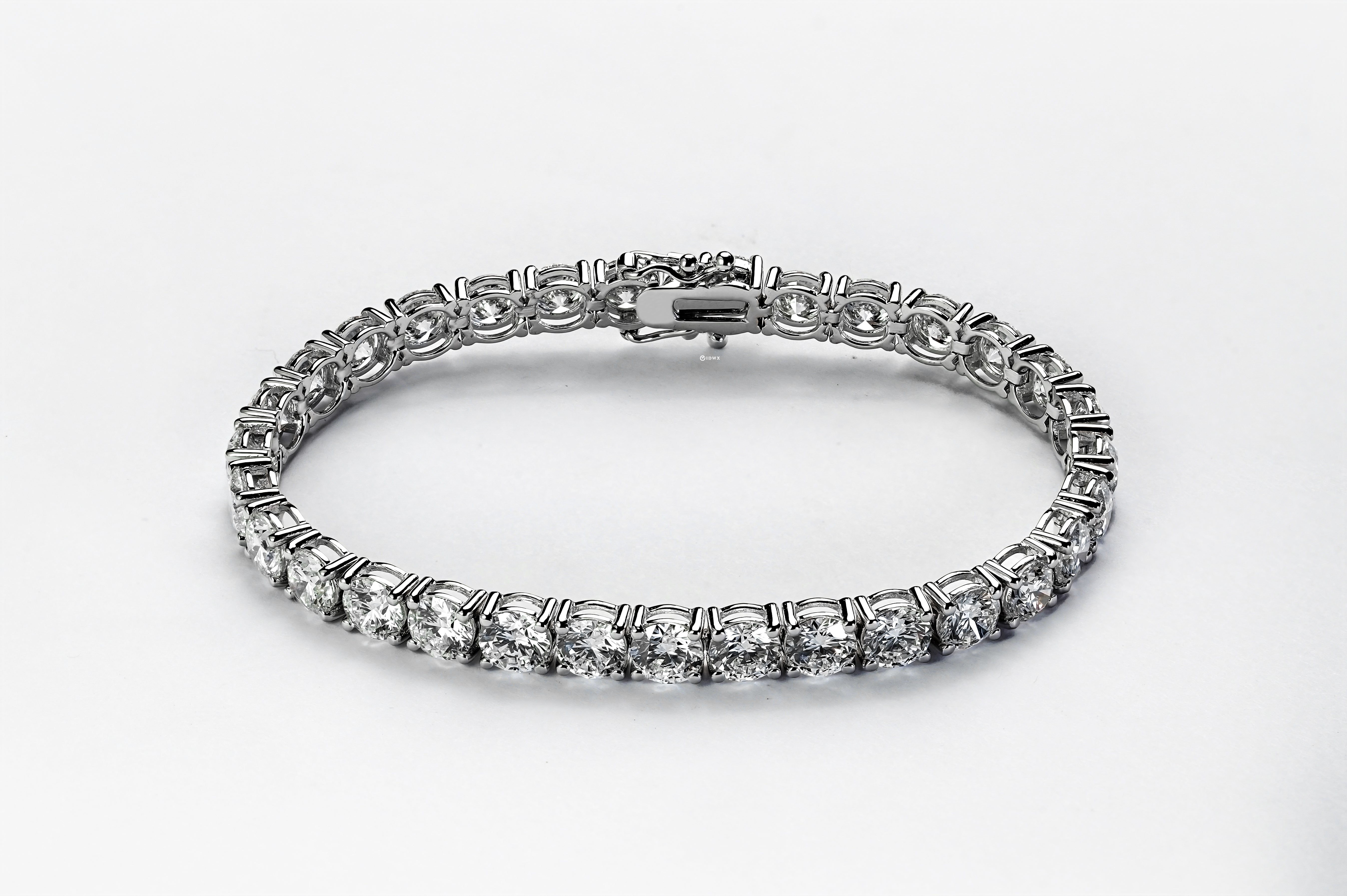 15.5CT 17 CM WHITEGOLD TENNIS BRACELET