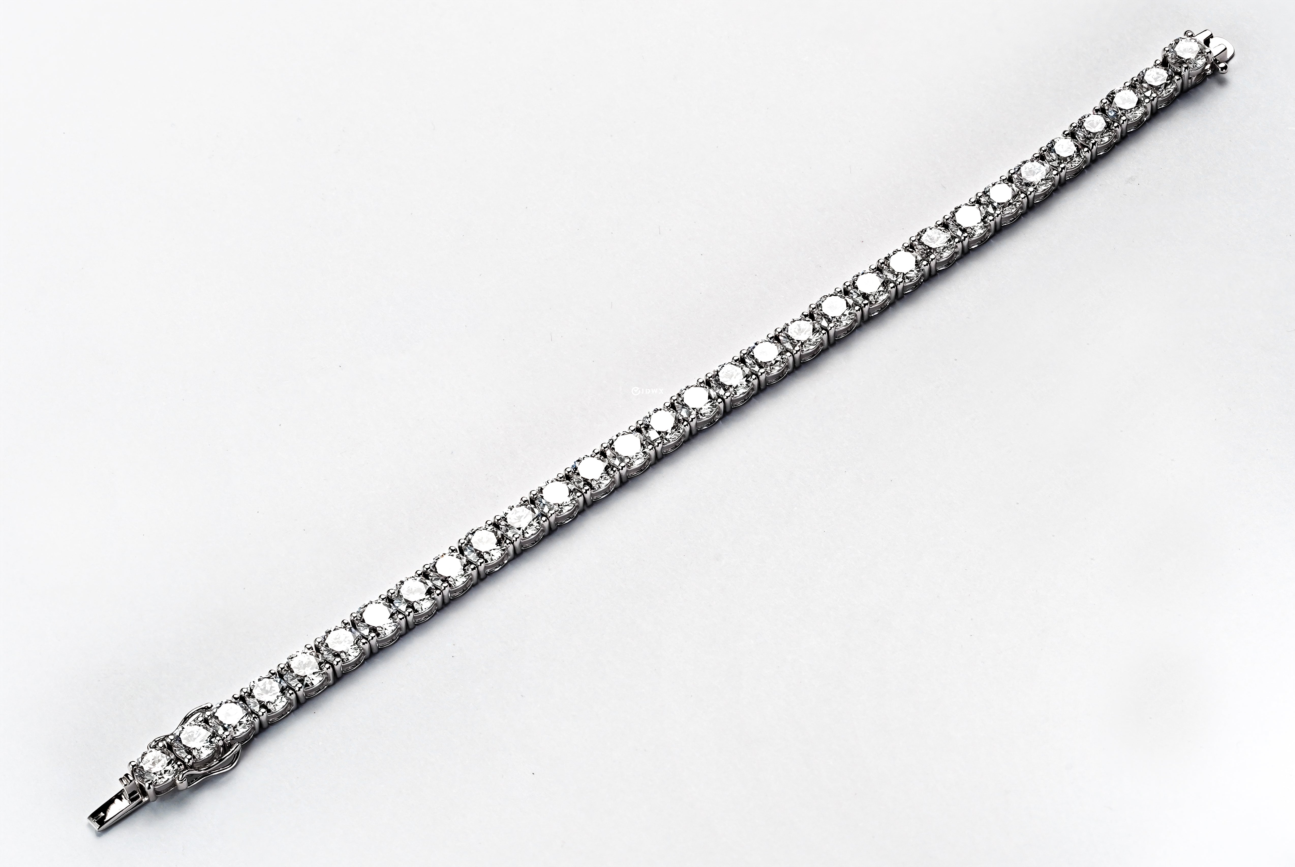 15.5CT 17 CM WHITEGOLD TENNIS BRACELET