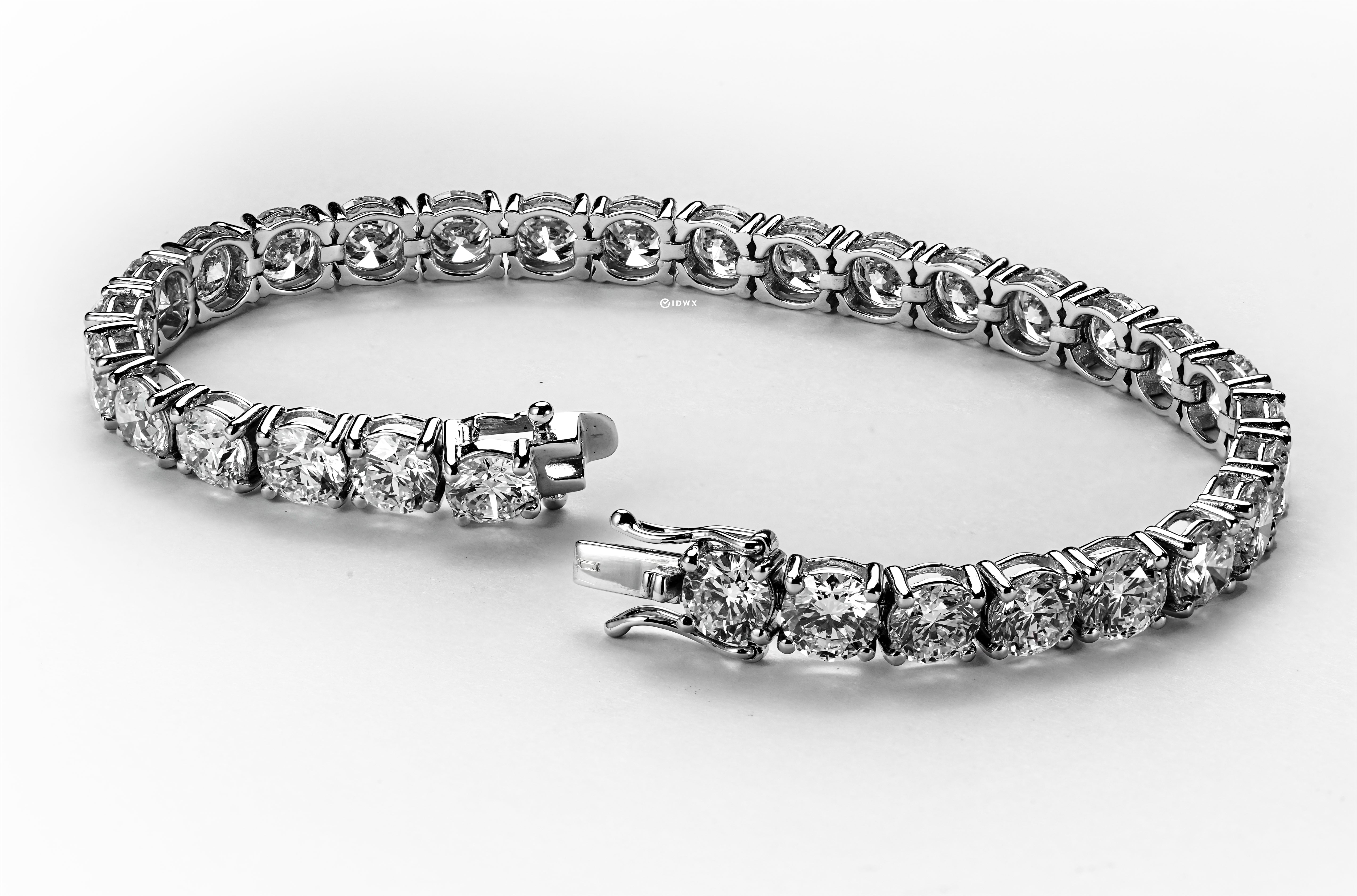 15.5CT 17 CM WHITEGOLD TENNIS BRACELET