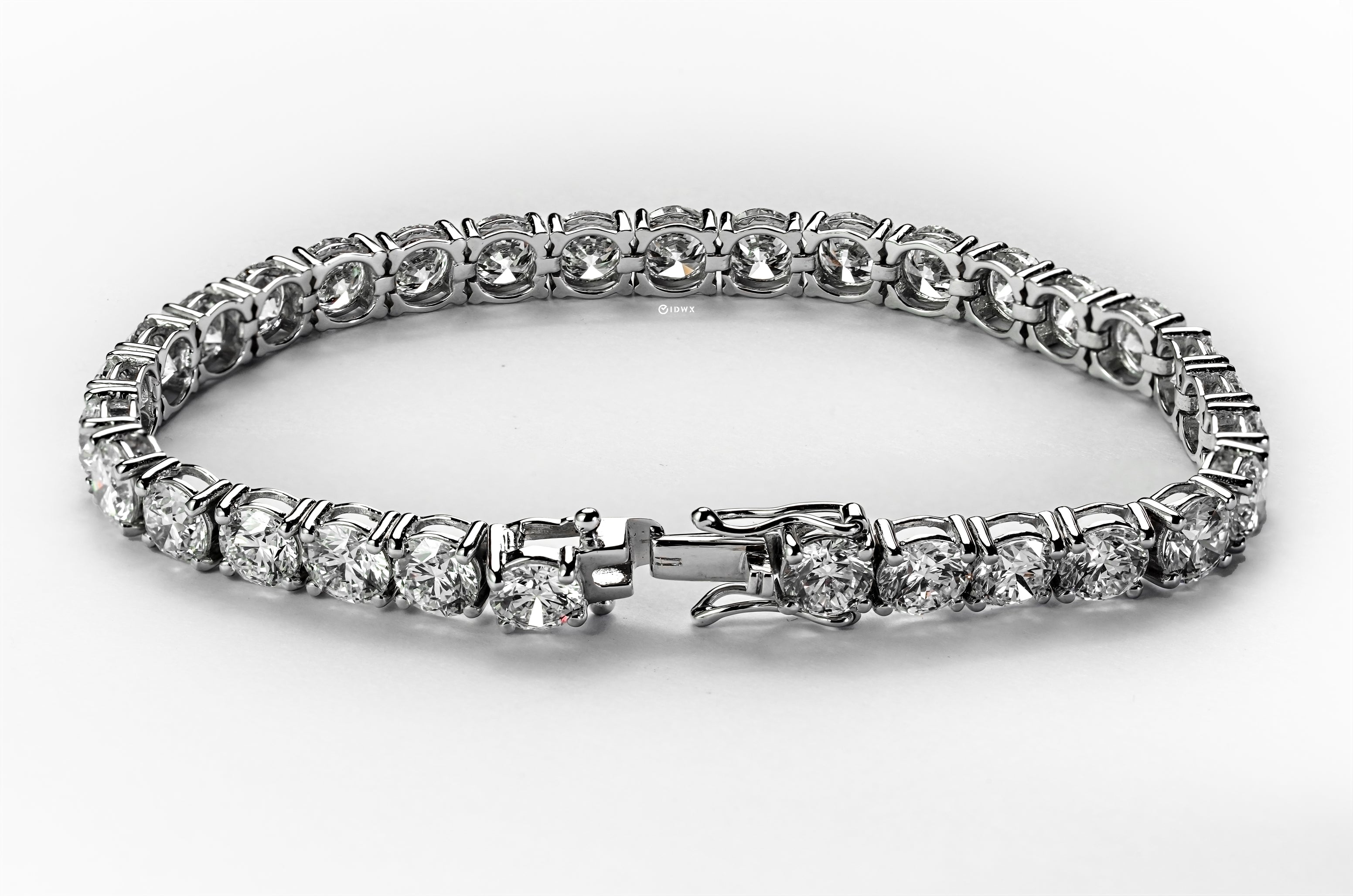 15.5CT 17 CM WHITEGOLD TENNIS BRACELET