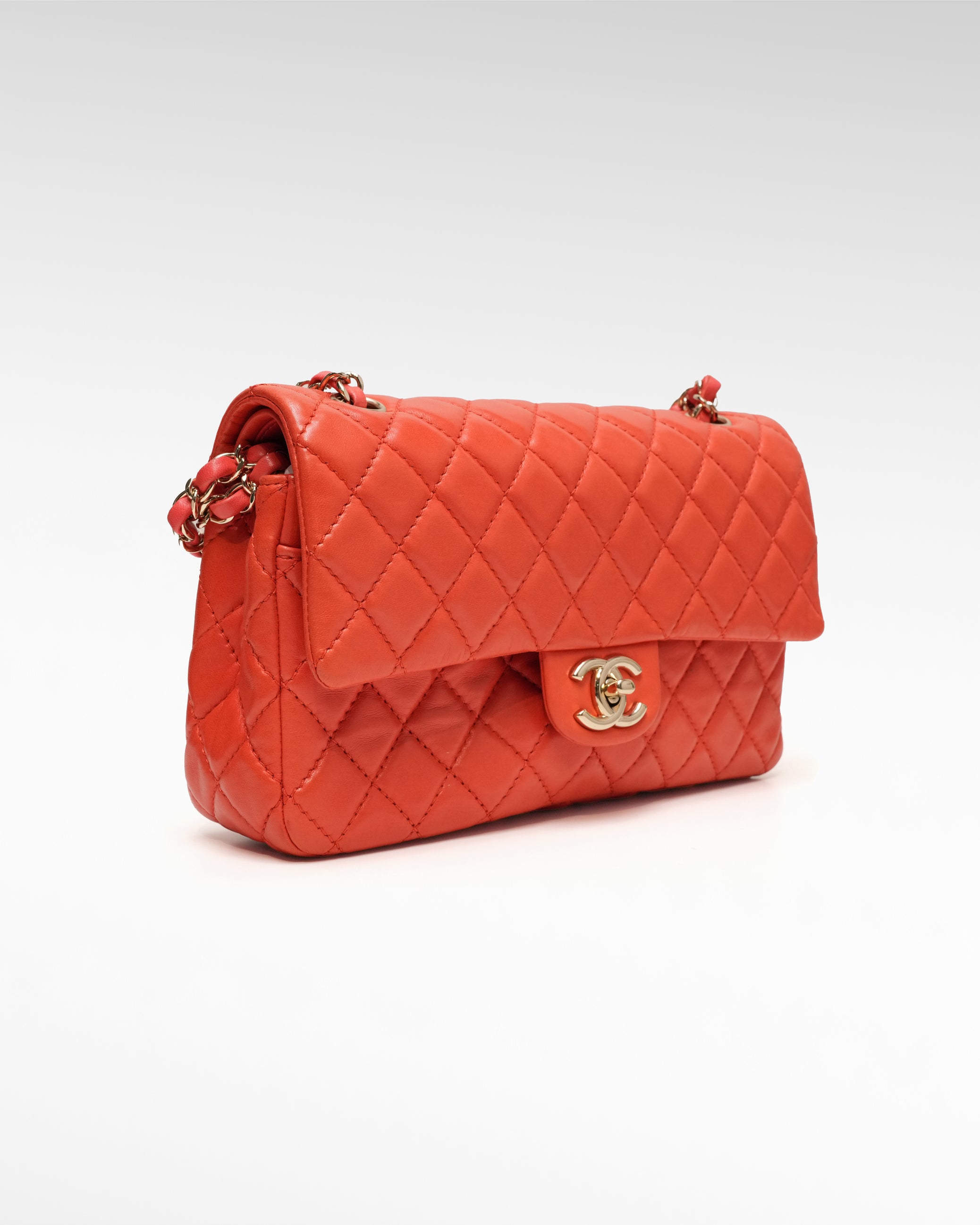 CLASSIC FLAP MEDIUM CORAL RED GOLD HARDWARE