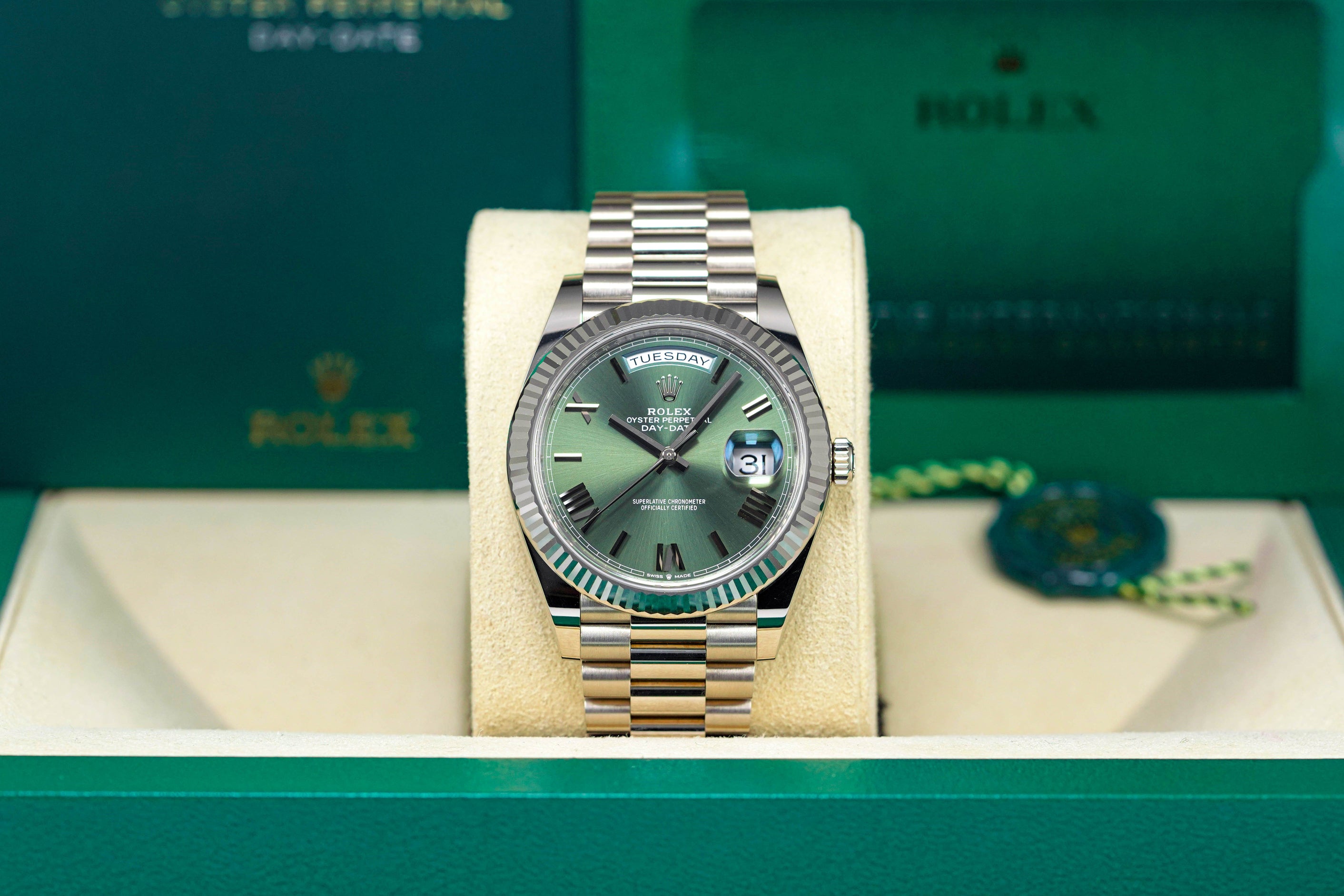 ROLEX DAYDATE 40MM WHITEGOLD OLIVE GREEN DIAL 2022 IDWX