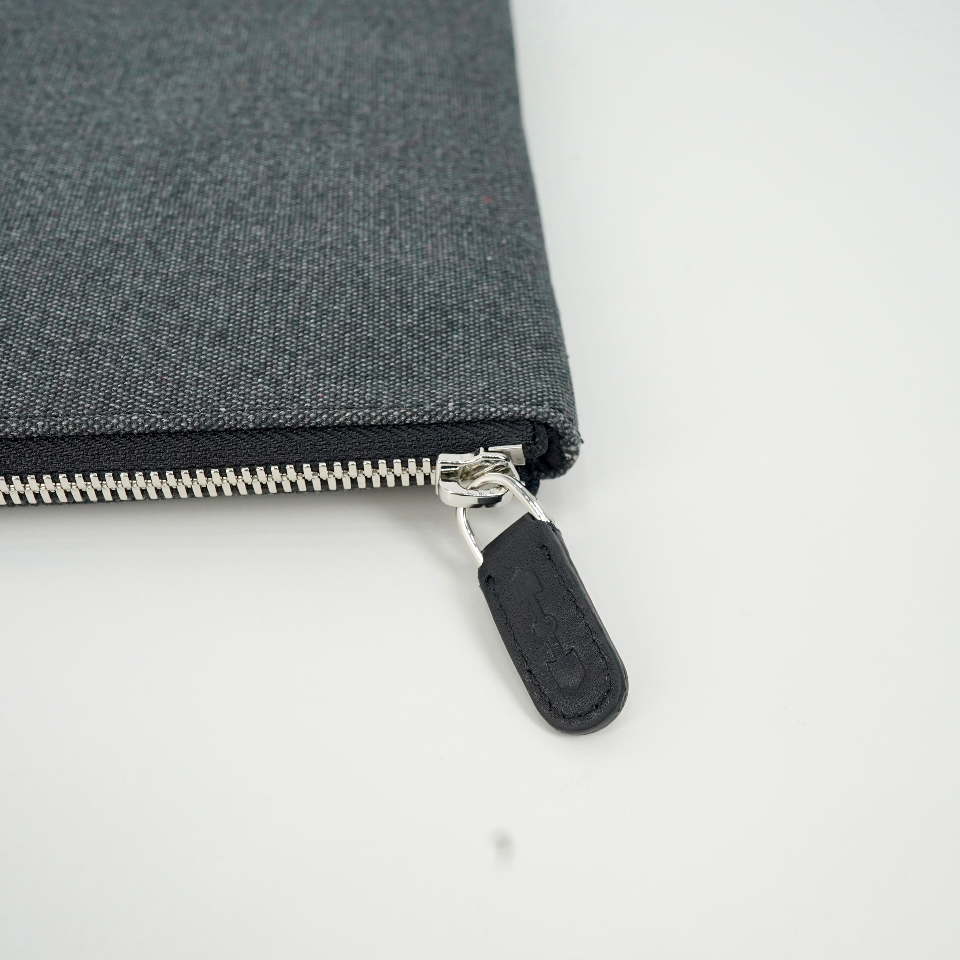 TABLET CLUTCH