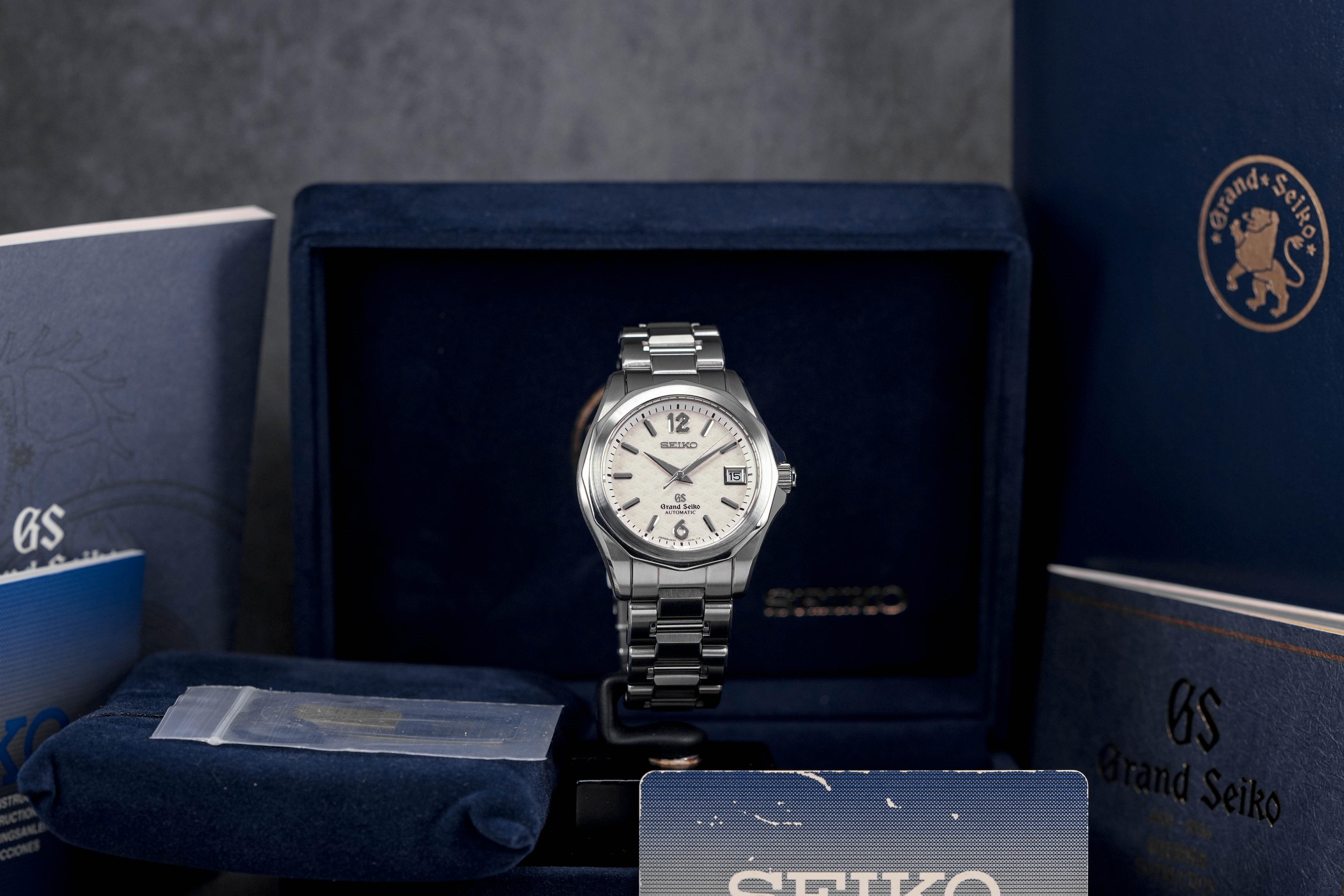 Harga Grand Seiko Carbon Mesh