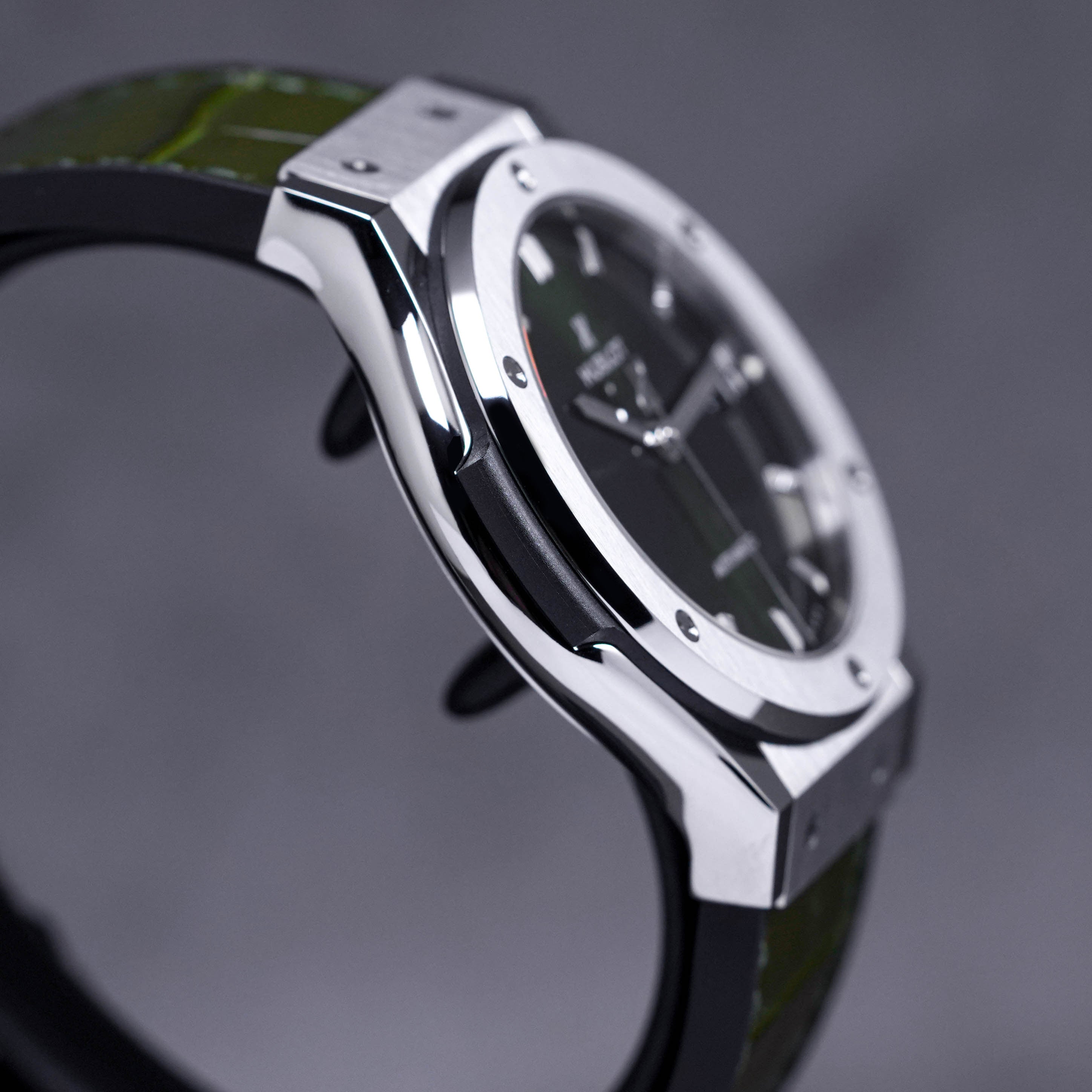 CLASSIC FUSION 42MM GREEN TITANIUM (2023)