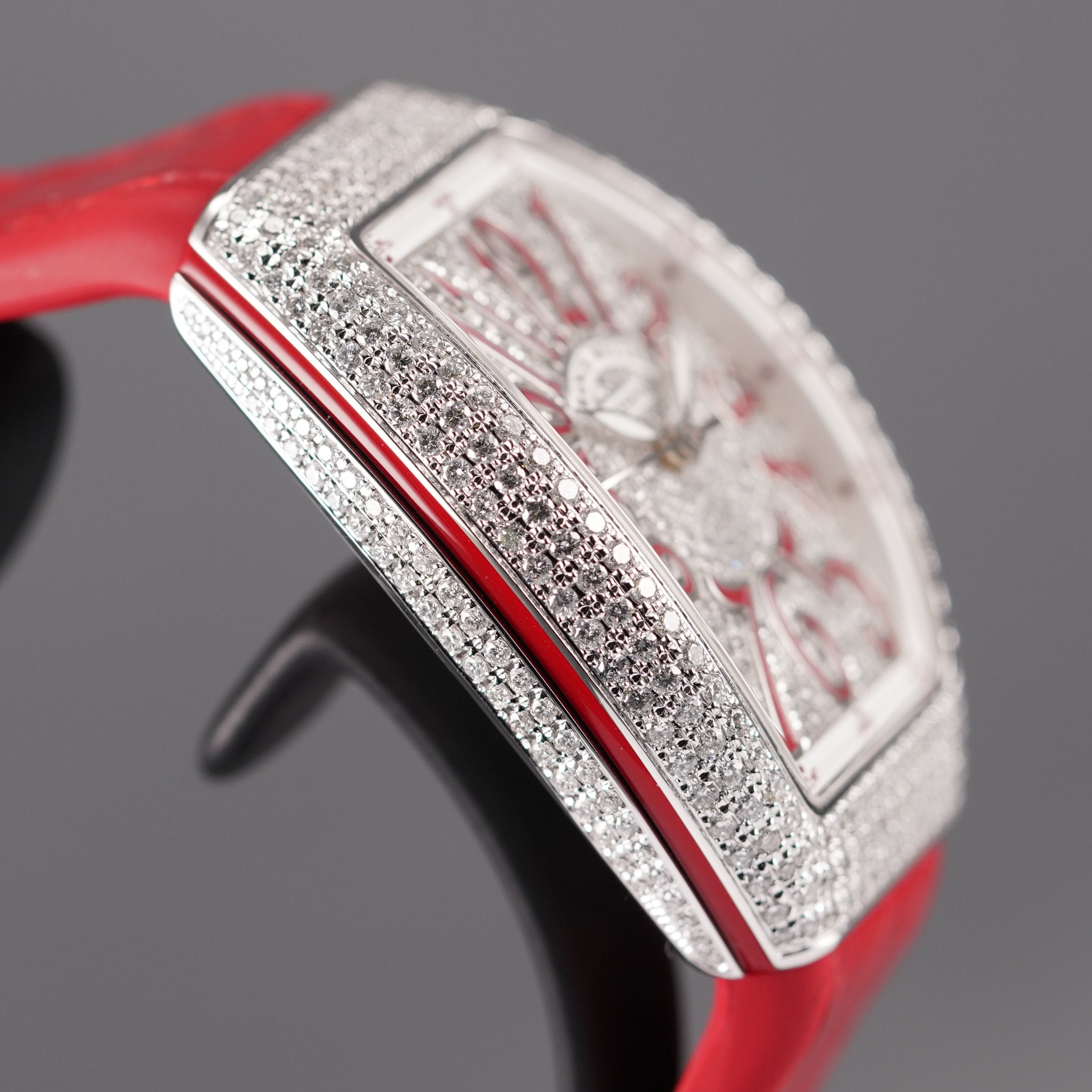 V32 RED DIAMOND DIAL (2024)