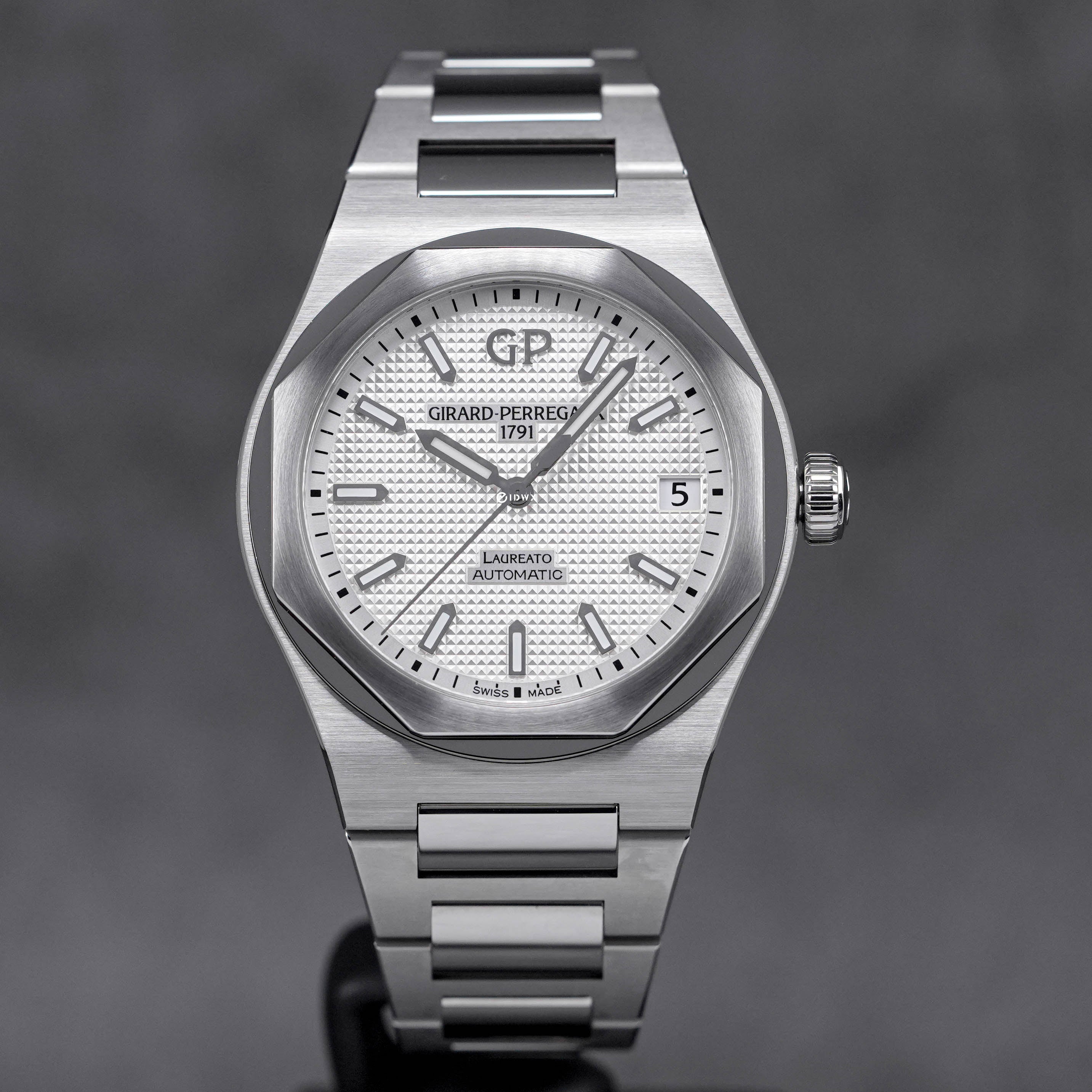 GIRARD PERREGAUX LAUREATO WHITE DIAL (2023) IDWX