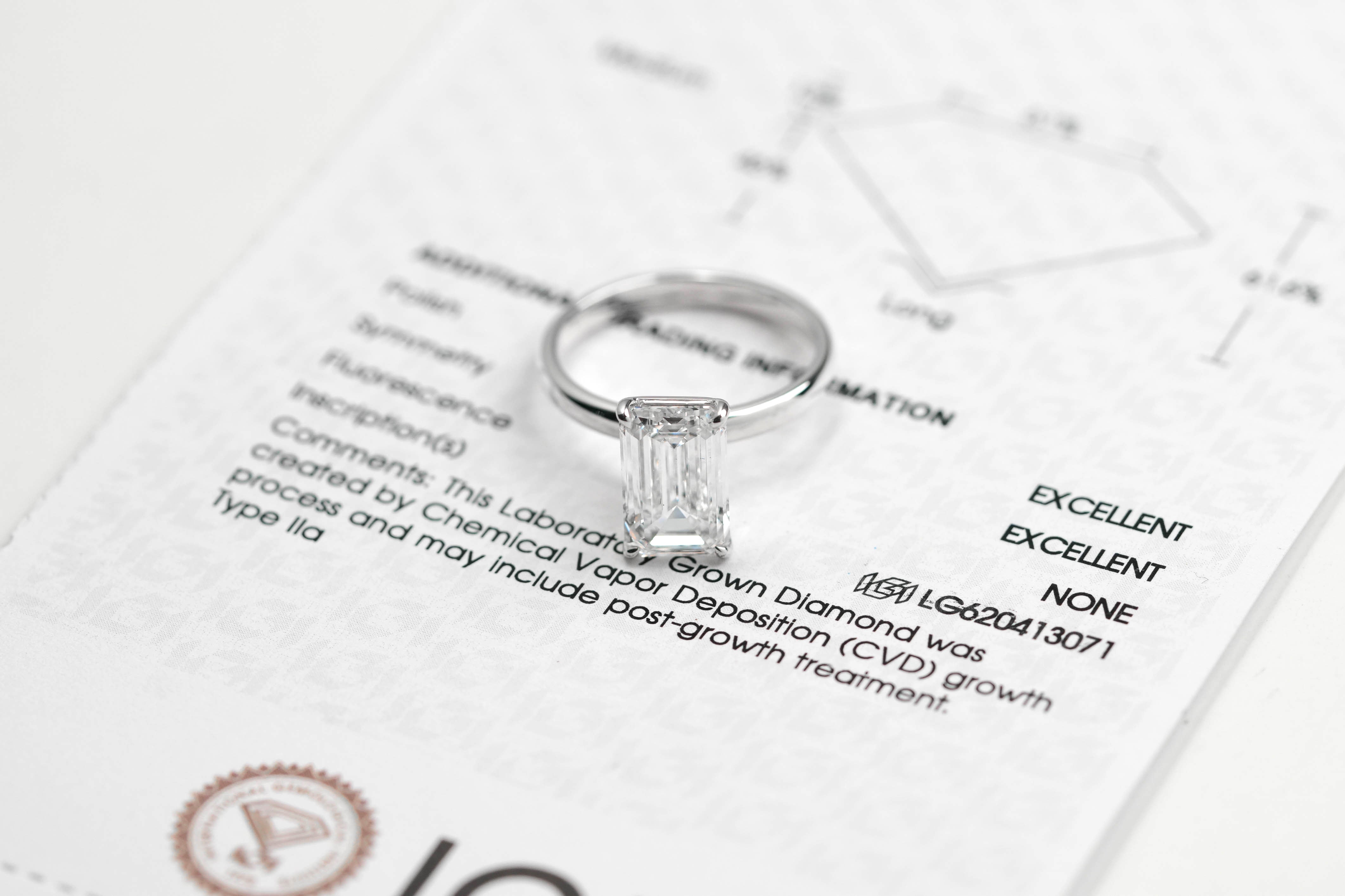 ELLEN WHITEGOLD RING 3CT EMERALD CUT LAB DIAMOND